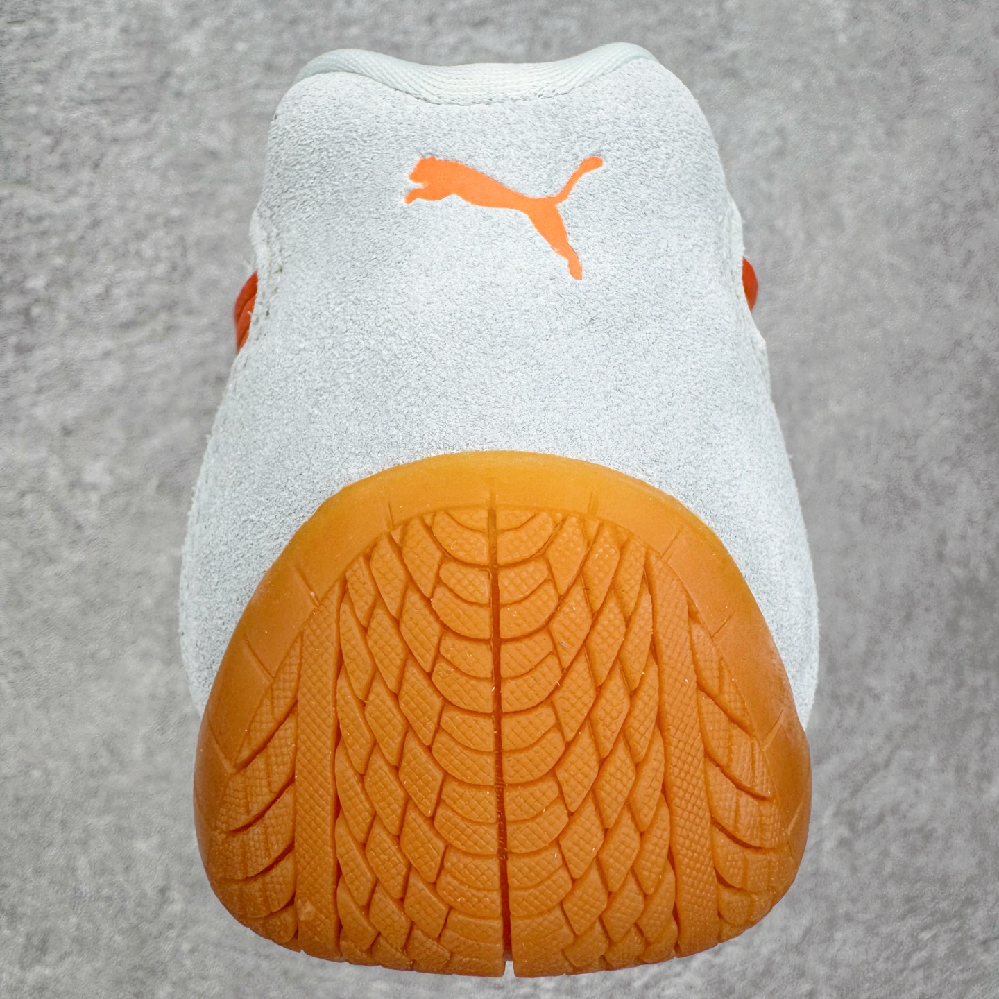 图片[8]-＃CS纯原 PUMA Speedca OG 彪马极速赛车系列低帮德训风拼接复古百搭休闲运动赛车鞋 鞋款从80、90年代赛车手所穿的防火赛车鞋为原型，鞋身线条模仿了赛车的流线廓形，体现了空气动力学原理的结构。简约流畅的外观，恰好又和贯穿其中的Formstrip Logo融合恰到好处，视觉上细节丰富且协调。本次Speedcat OG鞋款归来，最大看点自然式保留了窄版鞋型以及薄底构造。这两年各品牌鞋底越做越厚，Speedcat反其道而行之，上脚几乎无鞋底的效果带来耳目一新的视觉体验。鞋面依旧是以质感细腻的麂皮材质打造，并且大面积近乎全包裹的使用，复古味道也愈发浓烈。配色上更是将最原始的黑色和红色带回，向F1赛车队的标志性队服致敬。相信让各位一眼种草的更多是出挑的大红色，上脚即可瞬间点亮整体造型，在以球鞋为核心的OOTD中脱颖而出。而另一款黑色则是低调的万金油，彰显新潮个性的同时又不喧宾夺主，也是热爱简约系穿搭朋友的首选。 尺码：35.5 36 37 37.5 38 38.5 39 40 40.5 41 42 42.5 43 44 44.5 45-选品中心