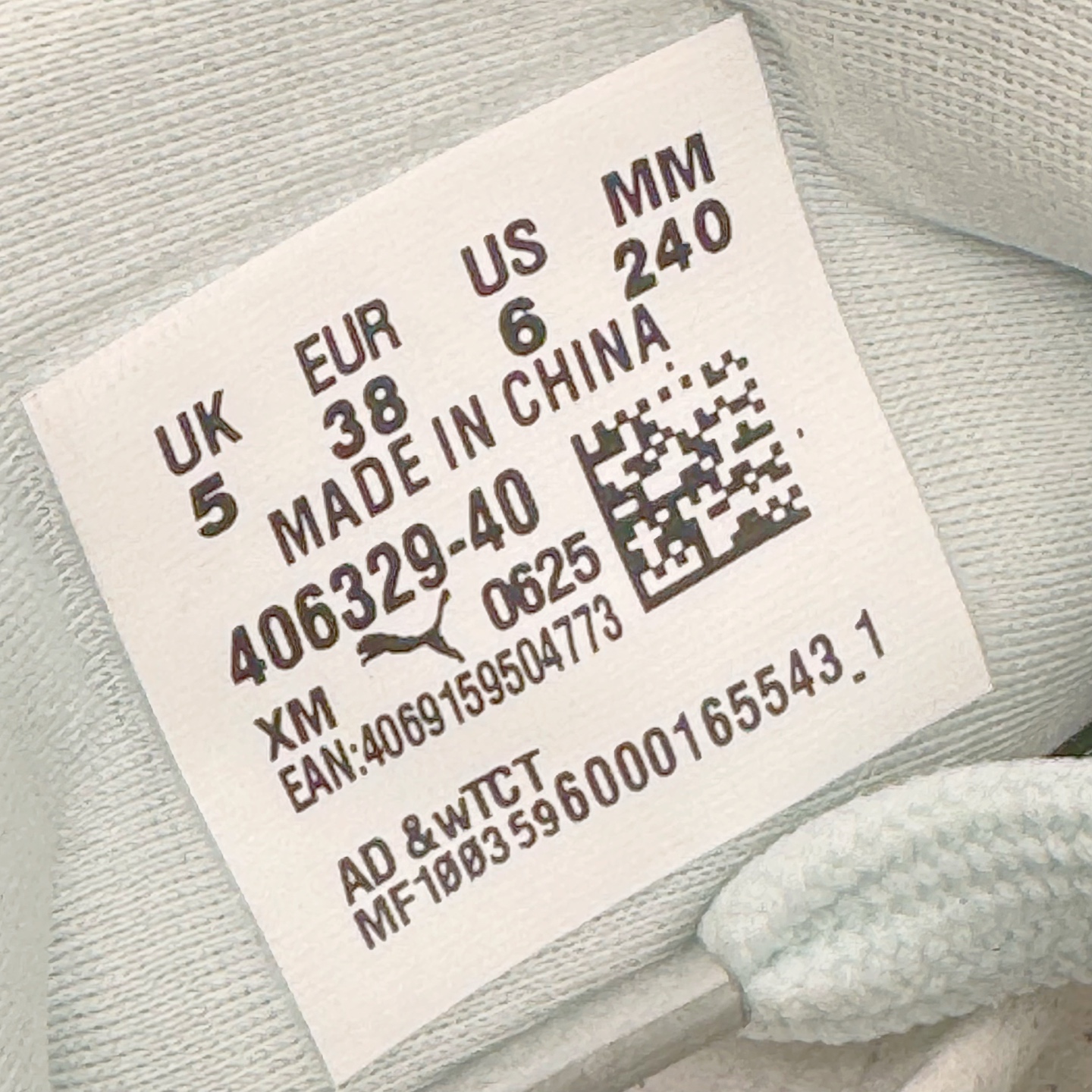 图片[12]-＃CS纯原 PUMA Speedca OG 彪马极速赛车系列低帮德训风拼接复古百搭休闲运动赛车鞋 鞋款从80、90年代赛车手所穿的防火赛车鞋为原型，鞋身线条模仿了赛车的流线廓形，体现了空气动力学原理的结构。简约流畅的外观，恰好又和贯穿其中的Formstrip Logo融合恰到好处，视觉上细节丰富且协调。本次Speedcat OG鞋款归来，最大看点自然式保留了窄版鞋型以及薄底构造。这两年各品牌鞋底越做越厚，Speedcat反其道而行之，上脚几乎无鞋底的效果带来耳目一新的视觉体验。鞋面依旧是以质感细腻的麂皮材质打造，并且大面积近乎全包裹的使用，复古味道也愈发浓烈。配色上更是将最原始的黑色和红色带回，向F1赛车队的标志性队服致敬。相信让各位一眼种草的更多是出挑的大红色，上脚即可瞬间点亮整体造型，在以球鞋为核心的OOTD中脱颖而出。而另一款黑色则是低调的万金油，彰显新潮个性的同时又不喧宾夺主，也是热爱简约系穿搭朋友的首选。 尺码：35.5 36 37 37.5 38 38.5 39 40 40.5 41 42 42.5 43 44 44.5 45-选品中心