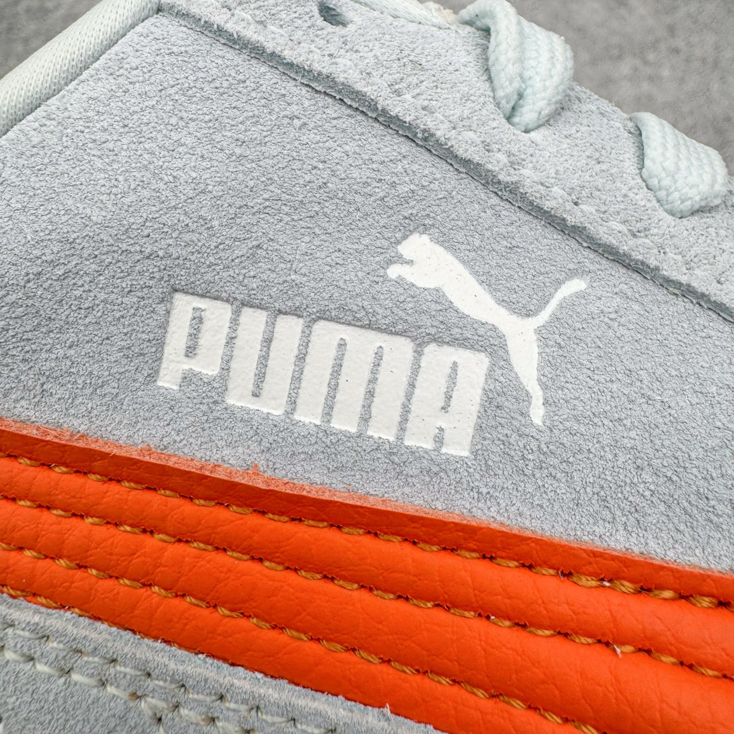 图片[18]-＃CS纯原 PUMA Speedca OG 彪马极速赛车系列低帮德训风拼接复古百搭休闲运动赛车鞋 鞋款从80、90年代赛车手所穿的防火赛车鞋为原型，鞋身线条模仿了赛车的流线廓形，体现了空气动力学原理的结构。简约流畅的外观，恰好又和贯穿其中的Formstrip Logo融合恰到好处，视觉上细节丰富且协调。本次Speedcat OG鞋款归来，最大看点自然式保留了窄版鞋型以及薄底构造。这两年各品牌鞋底越做越厚，Speedcat反其道而行之，上脚几乎无鞋底的效果带来耳目一新的视觉体验。鞋面依旧是以质感细腻的麂皮材质打造，并且大面积近乎全包裹的使用，复古味道也愈发浓烈。配色上更是将最原始的黑色和红色带回，向F1赛车队的标志性队服致敬。相信让各位一眼种草的更多是出挑的大红色，上脚即可瞬间点亮整体造型，在以球鞋为核心的OOTD中脱颖而出。而另一款黑色则是低调的万金油，彰显新潮个性的同时又不喧宾夺主，也是热爱简约系穿搭朋友的首选。 尺码：35.5 36 37 37.5 38 38.5 39 40 40.5 41 42 42.5 43 44 44.5 45-选品中心