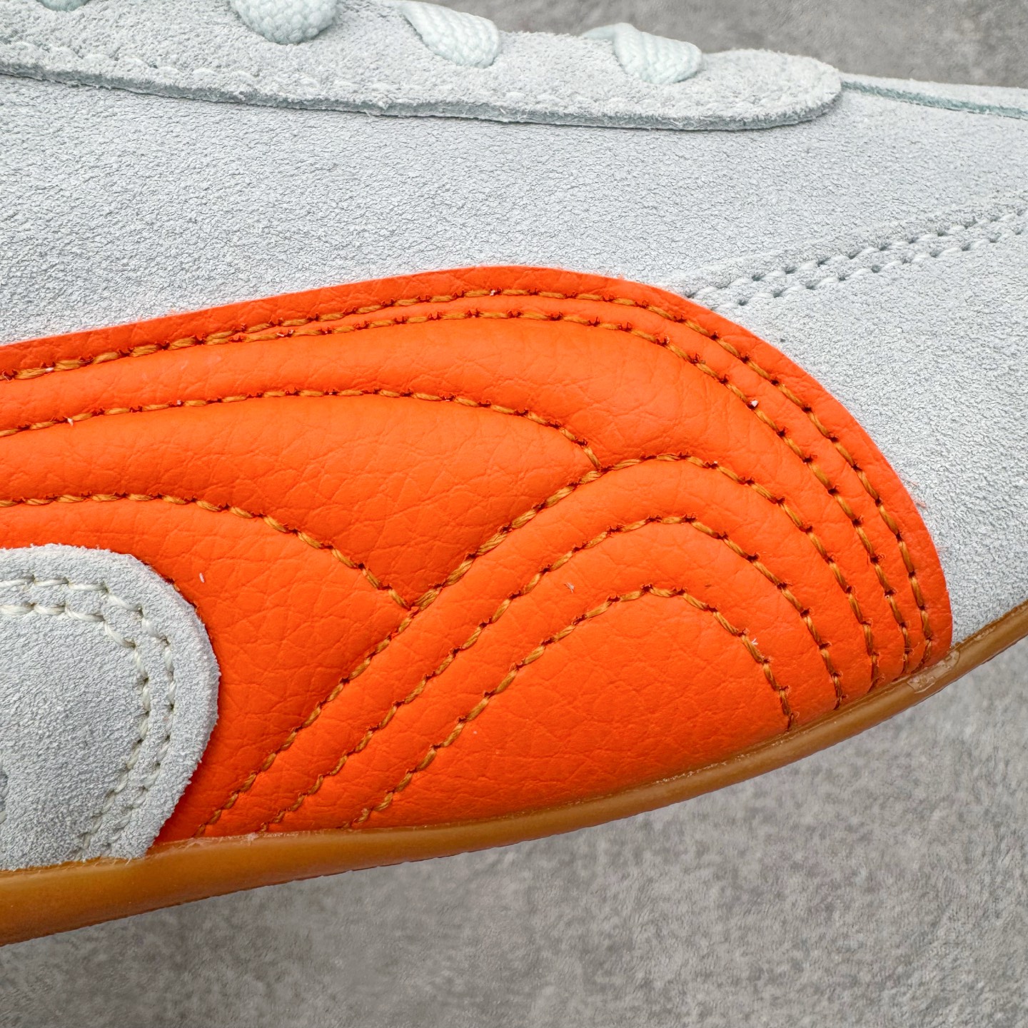 图片[19]-＃CS纯原 PUMA Speedca OG 彪马极速赛车系列低帮德训风拼接复古百搭休闲运动赛车鞋 鞋款从80、90年代赛车手所穿的防火赛车鞋为原型，鞋身线条模仿了赛车的流线廓形，体现了空气动力学原理的结构。简约流畅的外观，恰好又和贯穿其中的Formstrip Logo融合恰到好处，视觉上细节丰富且协调。本次Speedcat OG鞋款归来，最大看点自然式保留了窄版鞋型以及薄底构造。这两年各品牌鞋底越做越厚，Speedcat反其道而行之，上脚几乎无鞋底的效果带来耳目一新的视觉体验。鞋面依旧是以质感细腻的麂皮材质打造，并且大面积近乎全包裹的使用，复古味道也愈发浓烈。配色上更是将最原始的黑色和红色带回，向F1赛车队的标志性队服致敬。相信让各位一眼种草的更多是出挑的大红色，上脚即可瞬间点亮整体造型，在以球鞋为核心的OOTD中脱颖而出。而另一款黑色则是低调的万金油，彰显新潮个性的同时又不喧宾夺主，也是热爱简约系穿搭朋友的首选。 尺码：35.5 36 37 37.5 38 38.5 39 40 40.5 41 42 42.5 43 44 44.5 45-选品中心