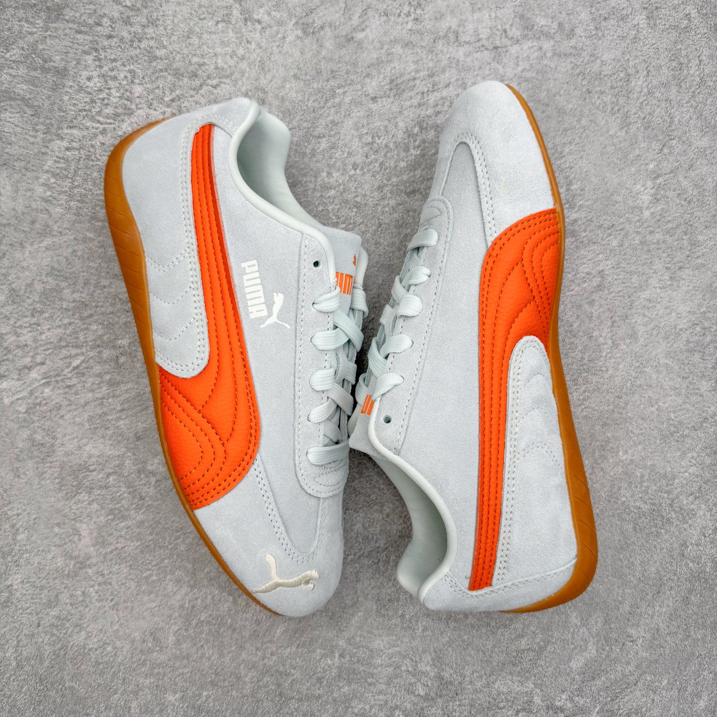 图片[3]-＃CS纯原 PUMA Speedca OG 彪马极速赛车系列低帮德训风拼接复古百搭休闲运动赛车鞋 鞋款从80、90年代赛车手所穿的防火赛车鞋为原型，鞋身线条模仿了赛车的流线廓形，体现了空气动力学原理的结构。简约流畅的外观，恰好又和贯穿其中的Formstrip Logo融合恰到好处，视觉上细节丰富且协调。本次Speedcat OG鞋款归来，最大看点自然式保留了窄版鞋型以及薄底构造。这两年各品牌鞋底越做越厚，Speedcat反其道而行之，上脚几乎无鞋底的效果带来耳目一新的视觉体验。鞋面依旧是以质感细腻的麂皮材质打造，并且大面积近乎全包裹的使用，复古味道也愈发浓烈。配色上更是将最原始的黑色和红色带回，向F1赛车队的标志性队服致敬。相信让各位一眼种草的更多是出挑的大红色，上脚即可瞬间点亮整体造型，在以球鞋为核心的OOTD中脱颖而出。而另一款黑色则是低调的万金油，彰显新潮个性的同时又不喧宾夺主，也是热爱简约系穿搭朋友的首选。 尺码：35.5 36 37 37.5 38 38.5 39 40 40.5 41 42 42.5 43 44 44.5 45-选品中心