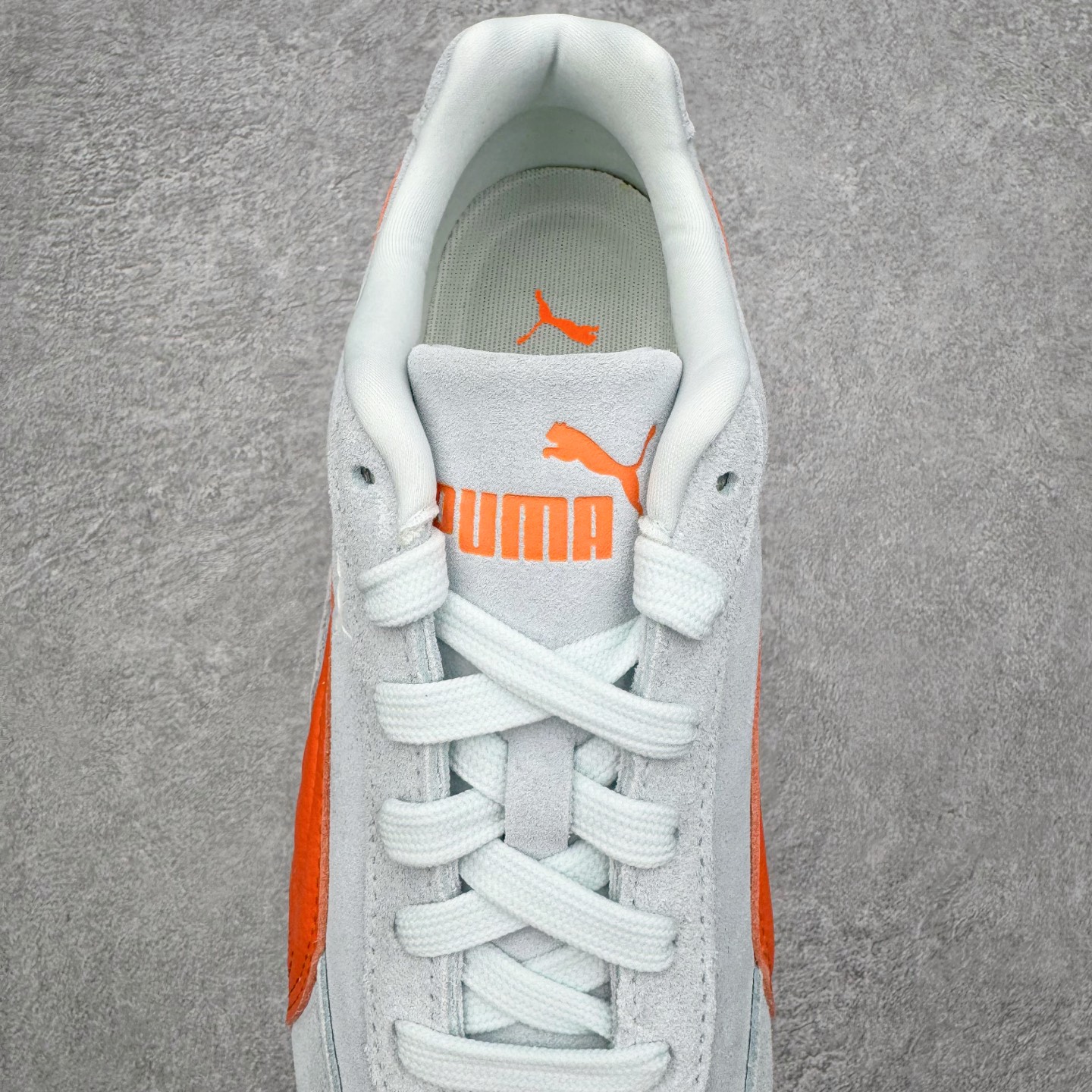 图片[5]-＃CS纯原 PUMA Speedca OG 彪马极速赛车系列低帮德训风拼接复古百搭休闲运动赛车鞋 鞋款从80、90年代赛车手所穿的防火赛车鞋为原型，鞋身线条模仿了赛车的流线廓形，体现了空气动力学原理的结构。简约流畅的外观，恰好又和贯穿其中的Formstrip Logo融合恰到好处，视觉上细节丰富且协调。本次Speedcat OG鞋款归来，最大看点自然式保留了窄版鞋型以及薄底构造。这两年各品牌鞋底越做越厚，Speedcat反其道而行之，上脚几乎无鞋底的效果带来耳目一新的视觉体验。鞋面依旧是以质感细腻的麂皮材质打造，并且大面积近乎全包裹的使用，复古味道也愈发浓烈。配色上更是将最原始的黑色和红色带回，向F1赛车队的标志性队服致敬。相信让各位一眼种草的更多是出挑的大红色，上脚即可瞬间点亮整体造型，在以球鞋为核心的OOTD中脱颖而出。而另一款黑色则是低调的万金油，彰显新潮个性的同时又不喧宾夺主，也是热爱简约系穿搭朋友的首选。 尺码：35.5 36 37 37.5 38 38.5 39 40 40.5 41 42 42.5 43 44 44.5 45-选品中心