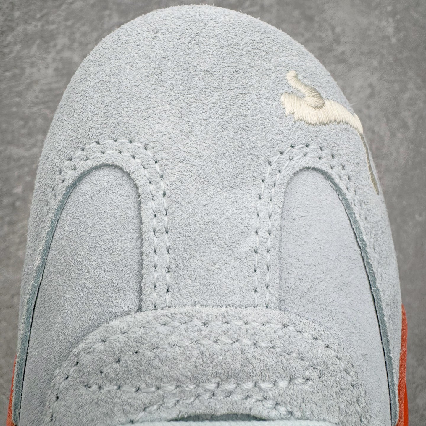 图片[15]-＃CS纯原 PUMA Speedca OG 彪马极速赛车系列低帮德训风拼接复古百搭休闲运动赛车鞋 鞋款从80、90年代赛车手所穿的防火赛车鞋为原型，鞋身线条模仿了赛车的流线廓形，体现了空气动力学原理的结构。简约流畅的外观，恰好又和贯穿其中的Formstrip Logo融合恰到好处，视觉上细节丰富且协调。本次Speedcat OG鞋款归来，最大看点自然式保留了窄版鞋型以及薄底构造。这两年各品牌鞋底越做越厚，Speedcat反其道而行之，上脚几乎无鞋底的效果带来耳目一新的视觉体验。鞋面依旧是以质感细腻的麂皮材质打造，并且大面积近乎全包裹的使用，复古味道也愈发浓烈。配色上更是将最原始的黑色和红色带回，向F1赛车队的标志性队服致敬。相信让各位一眼种草的更多是出挑的大红色，上脚即可瞬间点亮整体造型，在以球鞋为核心的OOTD中脱颖而出。而另一款黑色则是低调的万金油，彰显新潮个性的同时又不喧宾夺主，也是热爱简约系穿搭朋友的首选。 尺码：35.5 36 37 37.5 38 38.5 39 40 40.5 41 42 42.5 43 44 44.5 45-选品中心