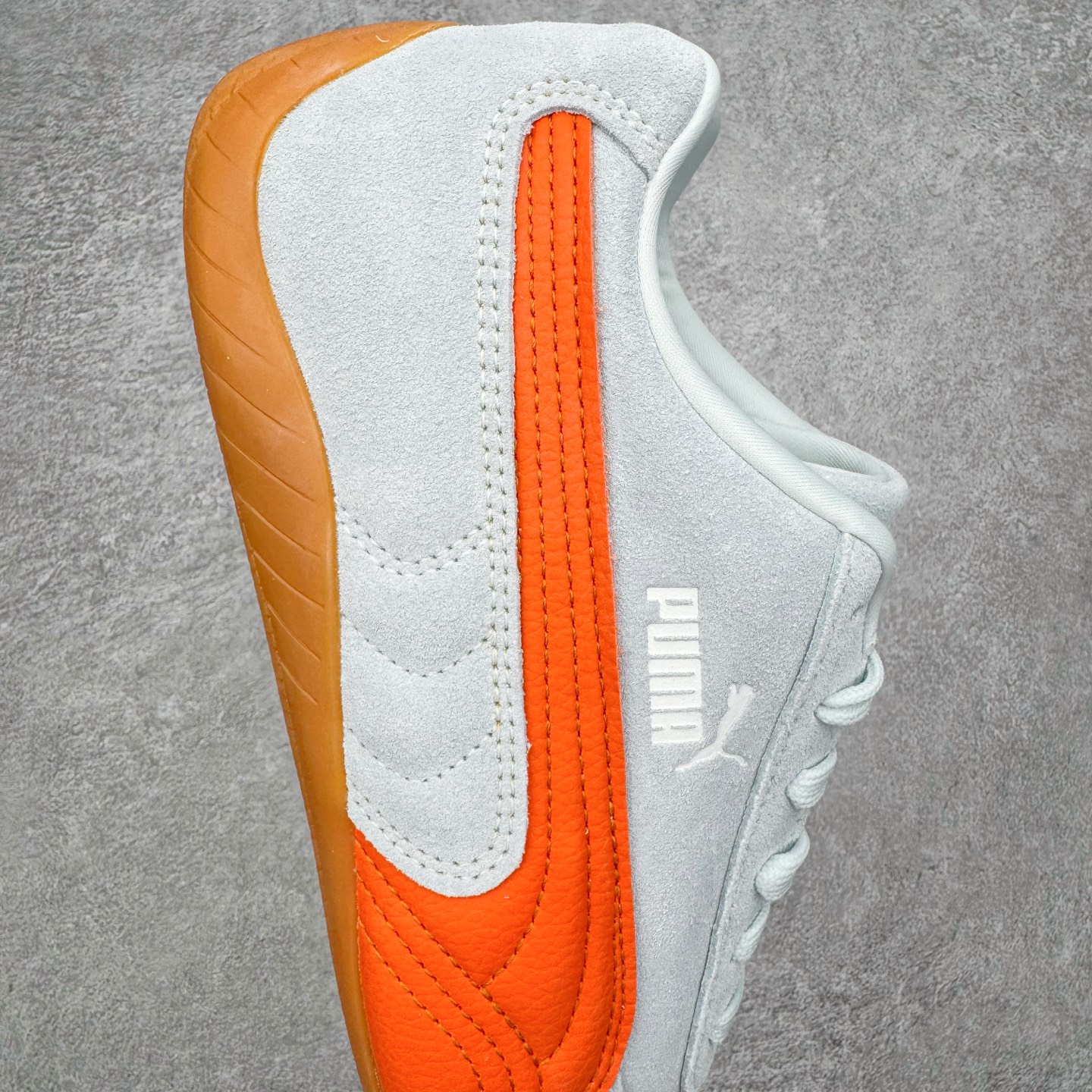 图片[6]-＃CS纯原 PUMA Speedca OG 彪马极速赛车系列低帮德训风拼接复古百搭休闲运动赛车鞋 鞋款从80、90年代赛车手所穿的防火赛车鞋为原型，鞋身线条模仿了赛车的流线廓形，体现了空气动力学原理的结构。简约流畅的外观，恰好又和贯穿其中的Formstrip Logo融合恰到好处，视觉上细节丰富且协调。本次Speedcat OG鞋款归来，最大看点自然式保留了窄版鞋型以及薄底构造。这两年各品牌鞋底越做越厚，Speedcat反其道而行之，上脚几乎无鞋底的效果带来耳目一新的视觉体验。鞋面依旧是以质感细腻的麂皮材质打造，并且大面积近乎全包裹的使用，复古味道也愈发浓烈。配色上更是将最原始的黑色和红色带回，向F1赛车队的标志性队服致敬。相信让各位一眼种草的更多是出挑的大红色，上脚即可瞬间点亮整体造型，在以球鞋为核心的OOTD中脱颖而出。而另一款黑色则是低调的万金油，彰显新潮个性的同时又不喧宾夺主，也是热爱简约系穿搭朋友的首选。 尺码：35.5 36 37 37.5 38 38.5 39 40 40.5 41 42 42.5 43 44 44.5 45-选品中心