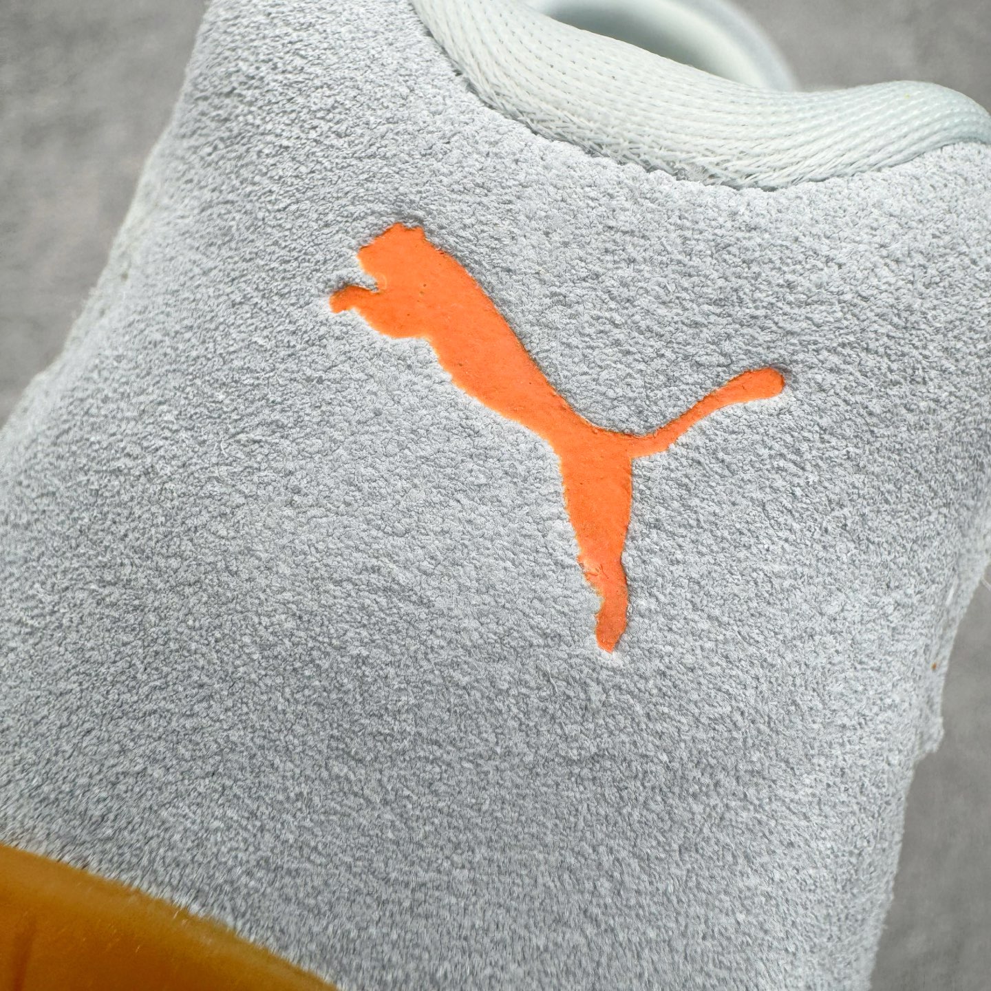 图片[16]-＃CS纯原 PUMA Speedca OG 彪马极速赛车系列低帮德训风拼接复古百搭休闲运动赛车鞋 鞋款从80、90年代赛车手所穿的防火赛车鞋为原型，鞋身线条模仿了赛车的流线廓形，体现了空气动力学原理的结构。简约流畅的外观，恰好又和贯穿其中的Formstrip Logo融合恰到好处，视觉上细节丰富且协调。本次Speedcat OG鞋款归来，最大看点自然式保留了窄版鞋型以及薄底构造。这两年各品牌鞋底越做越厚，Speedcat反其道而行之，上脚几乎无鞋底的效果带来耳目一新的视觉体验。鞋面依旧是以质感细腻的麂皮材质打造，并且大面积近乎全包裹的使用，复古味道也愈发浓烈。配色上更是将最原始的黑色和红色带回，向F1赛车队的标志性队服致敬。相信让各位一眼种草的更多是出挑的大红色，上脚即可瞬间点亮整体造型，在以球鞋为核心的OOTD中脱颖而出。而另一款黑色则是低调的万金油，彰显新潮个性的同时又不喧宾夺主，也是热爱简约系穿搭朋友的首选。 尺码：35.5 36 37 37.5 38 38.5 39 40 40.5 41 42 42.5 43 44 44.5 45-选品中心