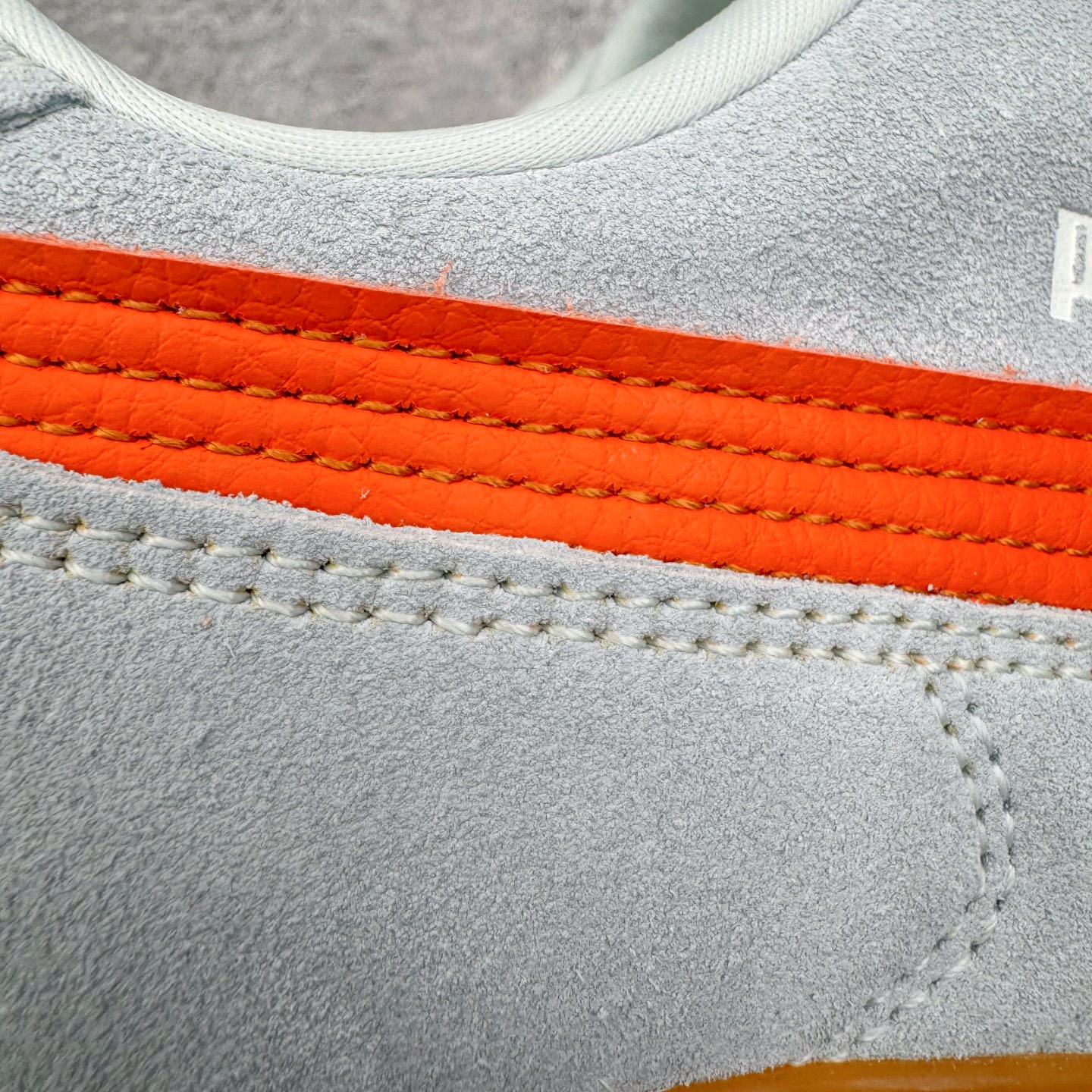 图片[17]-＃CS纯原 PUMA Speedca OG 彪马极速赛车系列低帮德训风拼接复古百搭休闲运动赛车鞋 鞋款从80、90年代赛车手所穿的防火赛车鞋为原型，鞋身线条模仿了赛车的流线廓形，体现了空气动力学原理的结构。简约流畅的外观，恰好又和贯穿其中的Formstrip Logo融合恰到好处，视觉上细节丰富且协调。本次Speedcat OG鞋款归来，最大看点自然式保留了窄版鞋型以及薄底构造。这两年各品牌鞋底越做越厚，Speedcat反其道而行之，上脚几乎无鞋底的效果带来耳目一新的视觉体验。鞋面依旧是以质感细腻的麂皮材质打造，并且大面积近乎全包裹的使用，复古味道也愈发浓烈。配色上更是将最原始的黑色和红色带回，向F1赛车队的标志性队服致敬。相信让各位一眼种草的更多是出挑的大红色，上脚即可瞬间点亮整体造型，在以球鞋为核心的OOTD中脱颖而出。而另一款黑色则是低调的万金油，彰显新潮个性的同时又不喧宾夺主，也是热爱简约系穿搭朋友的首选。 尺码：35.5 36 37 37.5 38 38.5 39 40 40.5 41 42 42.5 43 44 44.5 45-选品中心