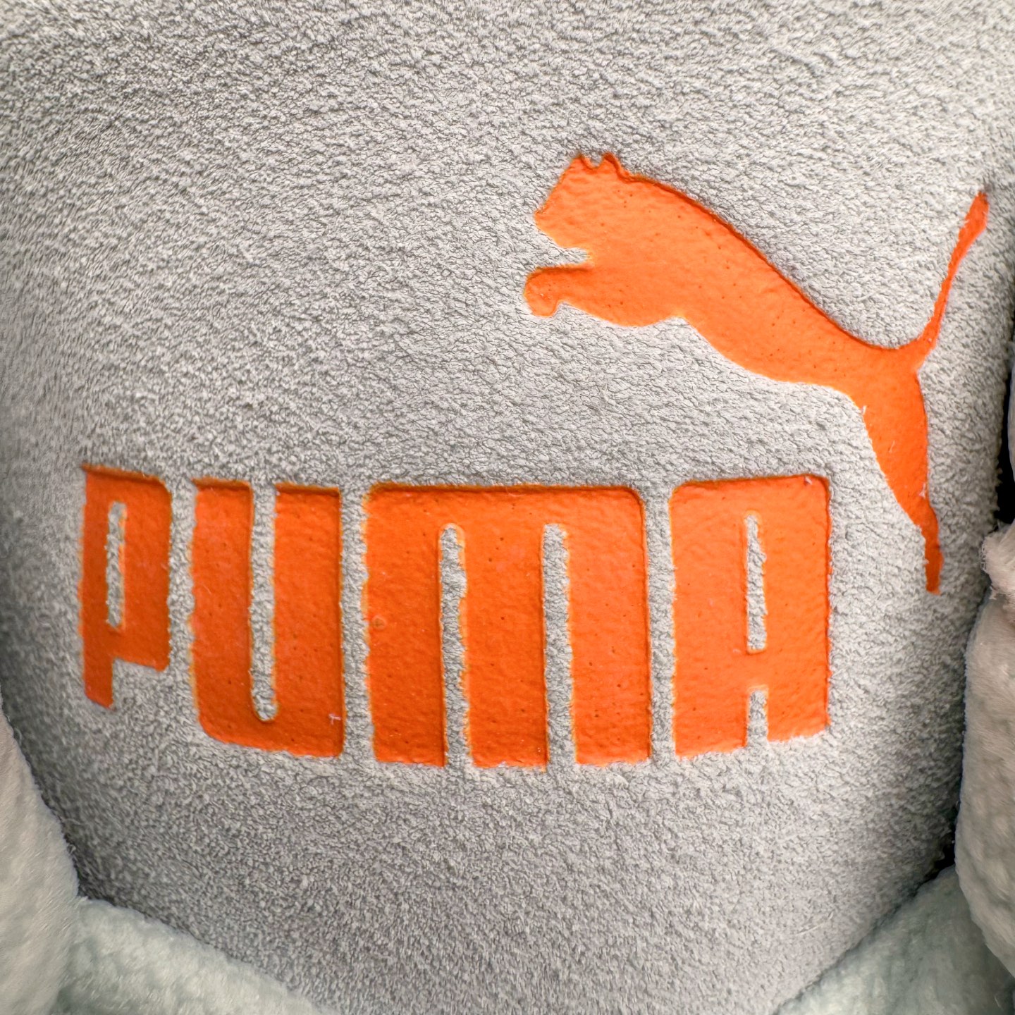 图片[13]-＃CS纯原 PUMA Speedca OG 彪马极速赛车系列低帮德训风拼接复古百搭休闲运动赛车鞋 鞋款从80、90年代赛车手所穿的防火赛车鞋为原型，鞋身线条模仿了赛车的流线廓形，体现了空气动力学原理的结构。简约流畅的外观，恰好又和贯穿其中的Formstrip Logo融合恰到好处，视觉上细节丰富且协调。本次Speedcat OG鞋款归来，最大看点自然式保留了窄版鞋型以及薄底构造。这两年各品牌鞋底越做越厚，Speedcat反其道而行之，上脚几乎无鞋底的效果带来耳目一新的视觉体验。鞋面依旧是以质感细腻的麂皮材质打造，并且大面积近乎全包裹的使用，复古味道也愈发浓烈。配色上更是将最原始的黑色和红色带回，向F1赛车队的标志性队服致敬。相信让各位一眼种草的更多是出挑的大红色，上脚即可瞬间点亮整体造型，在以球鞋为核心的OOTD中脱颖而出。而另一款黑色则是低调的万金油，彰显新潮个性的同时又不喧宾夺主，也是热爱简约系穿搭朋友的首选。 尺码：35.5 36 37 37.5 38 38.5 39 40 40.5 41 42 42.5 43 44 44.5 45-选品中心