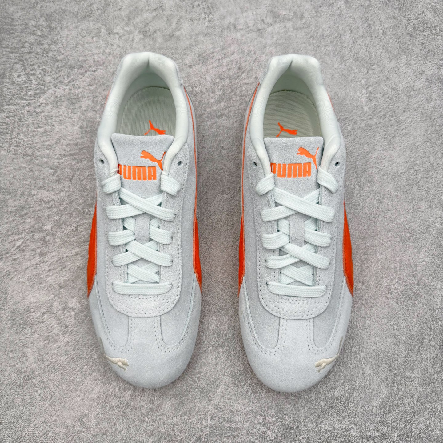 图片[2]-＃CS纯原 PUMA Speedca OG 彪马极速赛车系列低帮德训风拼接复古百搭休闲运动赛车鞋 鞋款从80、90年代赛车手所穿的防火赛车鞋为原型，鞋身线条模仿了赛车的流线廓形，体现了空气动力学原理的结构。简约流畅的外观，恰好又和贯穿其中的Formstrip Logo融合恰到好处，视觉上细节丰富且协调。本次Speedcat OG鞋款归来，最大看点自然式保留了窄版鞋型以及薄底构造。这两年各品牌鞋底越做越厚，Speedcat反其道而行之，上脚几乎无鞋底的效果带来耳目一新的视觉体验。鞋面依旧是以质感细腻的麂皮材质打造，并且大面积近乎全包裹的使用，复古味道也愈发浓烈。配色上更是将最原始的黑色和红色带回，向F1赛车队的标志性队服致敬。相信让各位一眼种草的更多是出挑的大红色，上脚即可瞬间点亮整体造型，在以球鞋为核心的OOTD中脱颖而出。而另一款黑色则是低调的万金油，彰显新潮个性的同时又不喧宾夺主，也是热爱简约系穿搭朋友的首选。 尺码：35.5 36 37 37.5 38 38.5 39 40 40.5 41 42 42.5 43 44 44.5 45-选品中心