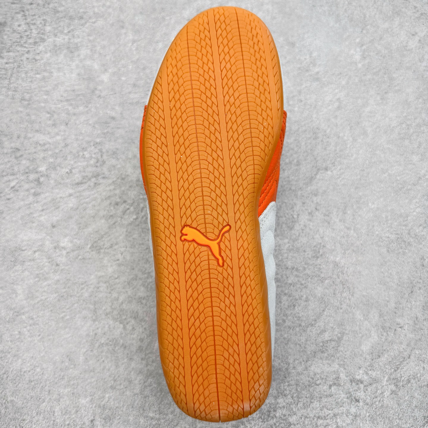 图片[9]-＃CS纯原 PUMA Speedca OG 彪马极速赛车系列低帮德训风拼接复古百搭休闲运动赛车鞋 鞋款从80、90年代赛车手所穿的防火赛车鞋为原型，鞋身线条模仿了赛车的流线廓形，体现了空气动力学原理的结构。简约流畅的外观，恰好又和贯穿其中的Formstrip Logo融合恰到好处，视觉上细节丰富且协调。本次Speedcat OG鞋款归来，最大看点自然式保留了窄版鞋型以及薄底构造。这两年各品牌鞋底越做越厚，Speedcat反其道而行之，上脚几乎无鞋底的效果带来耳目一新的视觉体验。鞋面依旧是以质感细腻的麂皮材质打造，并且大面积近乎全包裹的使用，复古味道也愈发浓烈。配色上更是将最原始的黑色和红色带回，向F1赛车队的标志性队服致敬。相信让各位一眼种草的更多是出挑的大红色，上脚即可瞬间点亮整体造型，在以球鞋为核心的OOTD中脱颖而出。而另一款黑色则是低调的万金油，彰显新潮个性的同时又不喧宾夺主，也是热爱简约系穿搭朋友的首选。 尺码：35.5 36 37 37.5 38 38.5 39 40 40.5 41 42 42.5 43 44 44.5 45-选品中心