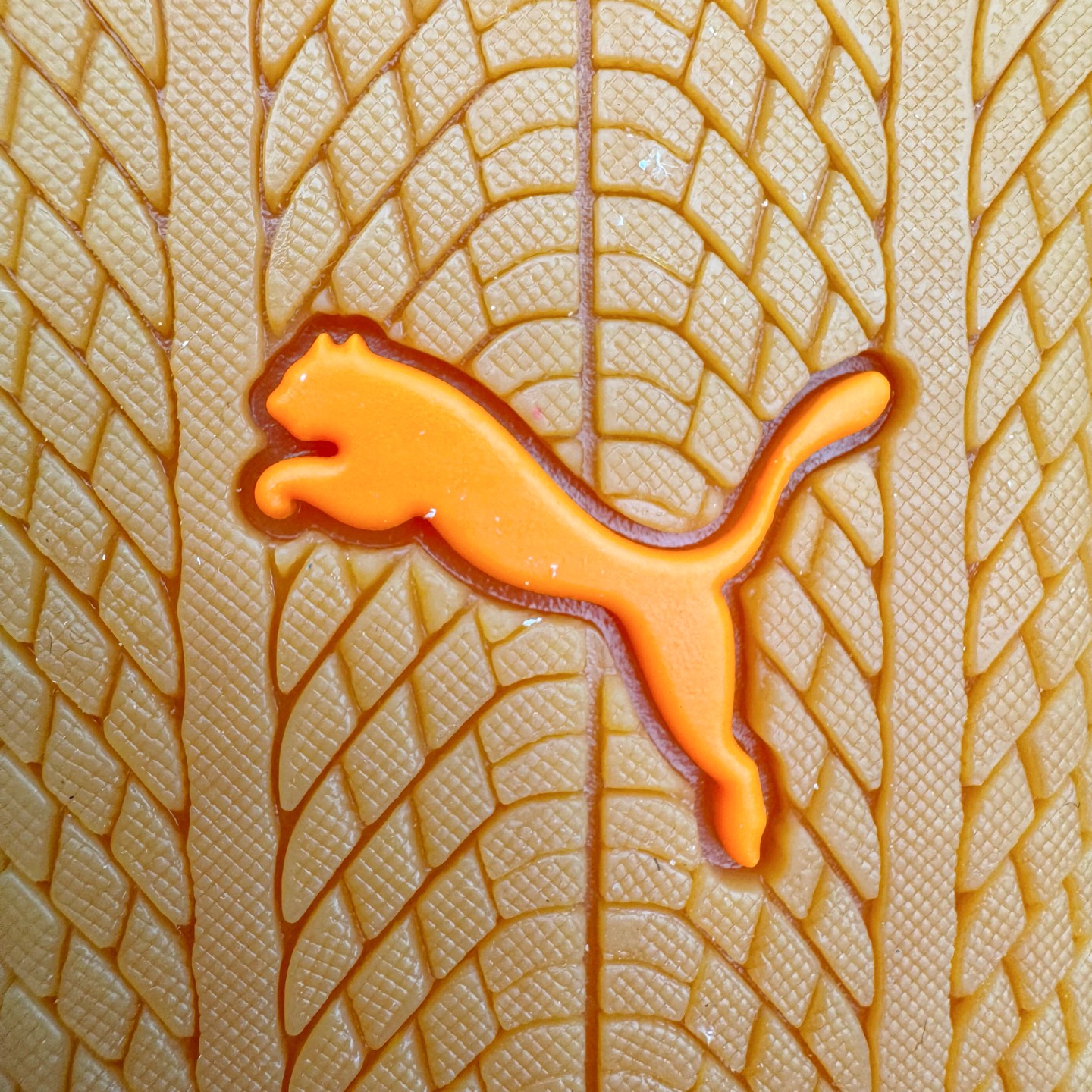 图片[20]-＃CS纯原 PUMA Speedca OG 彪马极速赛车系列低帮德训风拼接复古百搭休闲运动赛车鞋 鞋款从80、90年代赛车手所穿的防火赛车鞋为原型，鞋身线条模仿了赛车的流线廓形，体现了空气动力学原理的结构。简约流畅的外观，恰好又和贯穿其中的Formstrip Logo融合恰到好处，视觉上细节丰富且协调。本次Speedcat OG鞋款归来，最大看点自然式保留了窄版鞋型以及薄底构造。这两年各品牌鞋底越做越厚，Speedcat反其道而行之，上脚几乎无鞋底的效果带来耳目一新的视觉体验。鞋面依旧是以质感细腻的麂皮材质打造，并且大面积近乎全包裹的使用，复古味道也愈发浓烈。配色上更是将最原始的黑色和红色带回，向F1赛车队的标志性队服致敬。相信让各位一眼种草的更多是出挑的大红色，上脚即可瞬间点亮整体造型，在以球鞋为核心的OOTD中脱颖而出。而另一款黑色则是低调的万金油，彰显新潮个性的同时又不喧宾夺主，也是热爱简约系穿搭朋友的首选。 尺码：35.5 36 37 37.5 38 38.5 39 40 40.5 41 42 42.5 43 44 44.5 45-选品中心