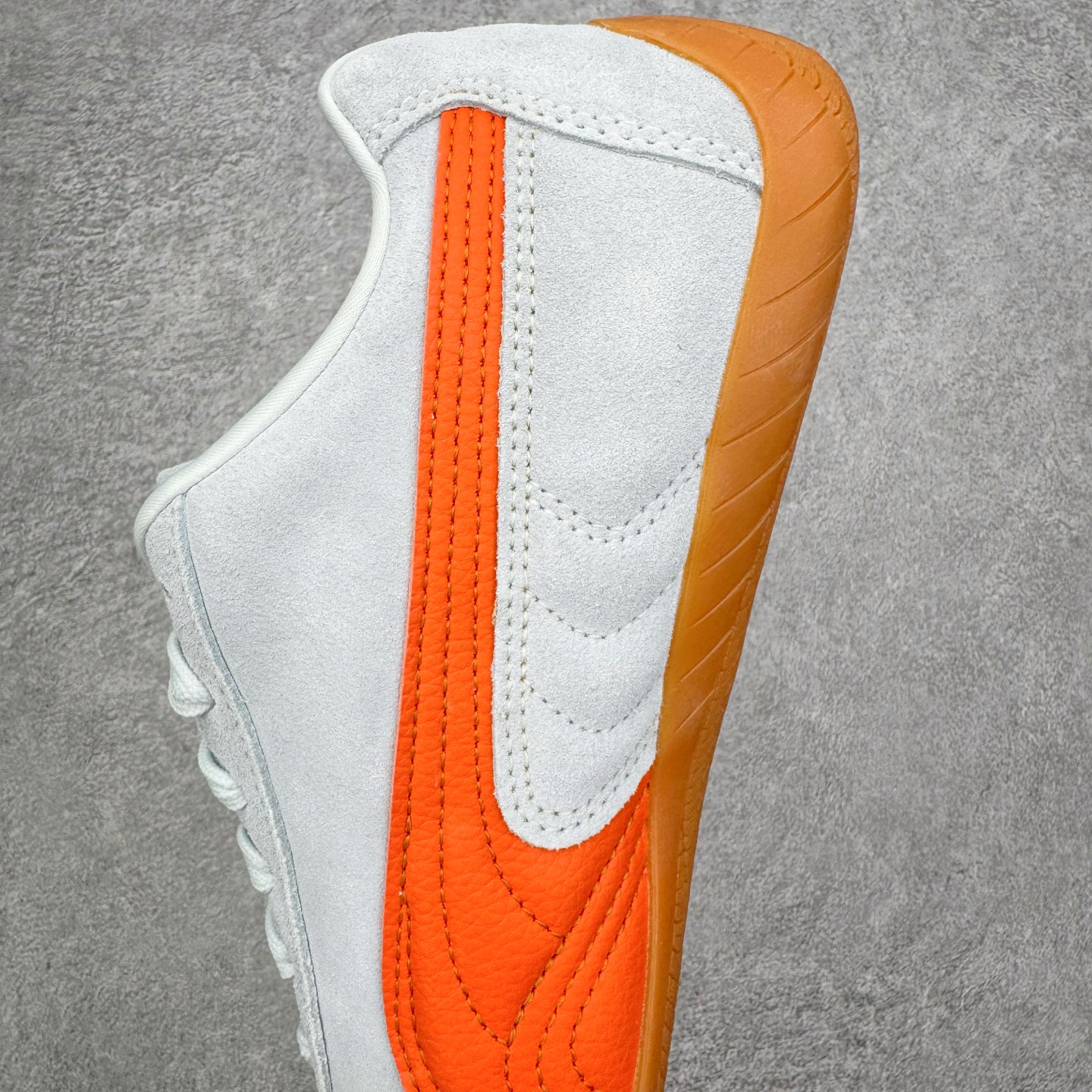 图片[7]-＃CS纯原 PUMA Speedca OG 彪马极速赛车系列低帮德训风拼接复古百搭休闲运动赛车鞋 鞋款从80、90年代赛车手所穿的防火赛车鞋为原型，鞋身线条模仿了赛车的流线廓形，体现了空气动力学原理的结构。简约流畅的外观，恰好又和贯穿其中的Formstrip Logo融合恰到好处，视觉上细节丰富且协调。本次Speedcat OG鞋款归来，最大看点自然式保留了窄版鞋型以及薄底构造。这两年各品牌鞋底越做越厚，Speedcat反其道而行之，上脚几乎无鞋底的效果带来耳目一新的视觉体验。鞋面依旧是以质感细腻的麂皮材质打造，并且大面积近乎全包裹的使用，复古味道也愈发浓烈。配色上更是将最原始的黑色和红色带回，向F1赛车队的标志性队服致敬。相信让各位一眼种草的更多是出挑的大红色，上脚即可瞬间点亮整体造型，在以球鞋为核心的OOTD中脱颖而出。而另一款黑色则是低调的万金油，彰显新潮个性的同时又不喧宾夺主，也是热爱简约系穿搭朋友的首选。 尺码：35.5 36 37 37.5 38 38.5 39 40 40.5 41 42 42.5 43 44 44.5 45-选品中心