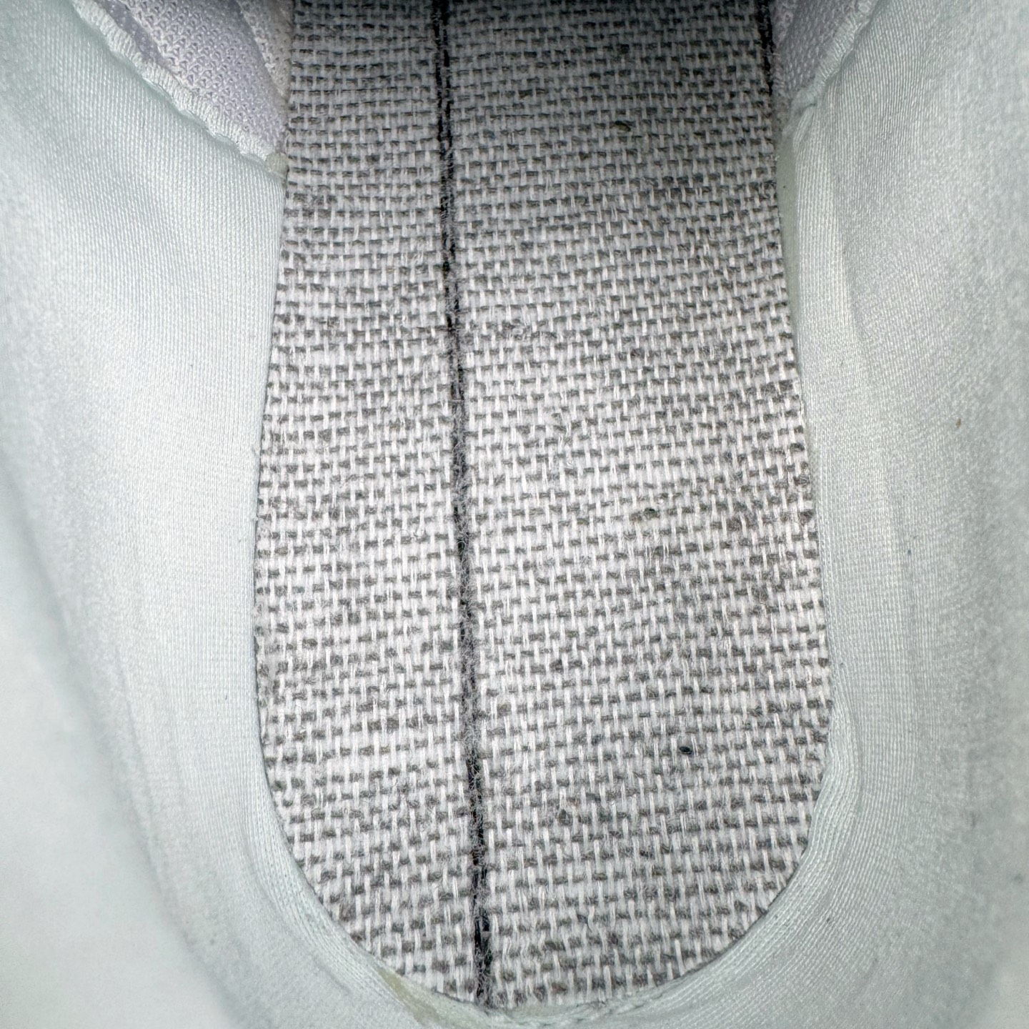 图片[10]-＃CS纯原 PUMA Speedca OG 彪马极速赛车系列低帮德训风拼接复古百搭休闲运动赛车鞋 鞋款从80、90年代赛车手所穿的防火赛车鞋为原型，鞋身线条模仿了赛车的流线廓形，体现了空气动力学原理的结构。简约流畅的外观，恰好又和贯穿其中的Formstrip Logo融合恰到好处，视觉上细节丰富且协调。本次Speedcat OG鞋款归来，最大看点自然式保留了窄版鞋型以及薄底构造。这两年各品牌鞋底越做越厚，Speedcat反其道而行之，上脚几乎无鞋底的效果带来耳目一新的视觉体验。鞋面依旧是以质感细腻的麂皮材质打造，并且大面积近乎全包裹的使用，复古味道也愈发浓烈。配色上更是将最原始的黑色和红色带回，向F1赛车队的标志性队服致敬。相信让各位一眼种草的更多是出挑的大红色，上脚即可瞬间点亮整体造型，在以球鞋为核心的OOTD中脱颖而出。而另一款黑色则是低调的万金油，彰显新潮个性的同时又不喧宾夺主，也是热爱简约系穿搭朋友的首选。 尺码：35.5 36 37 37.5 38 38.5 39 40 40.5 41 42 42.5 43 44 44.5 45-选品中心