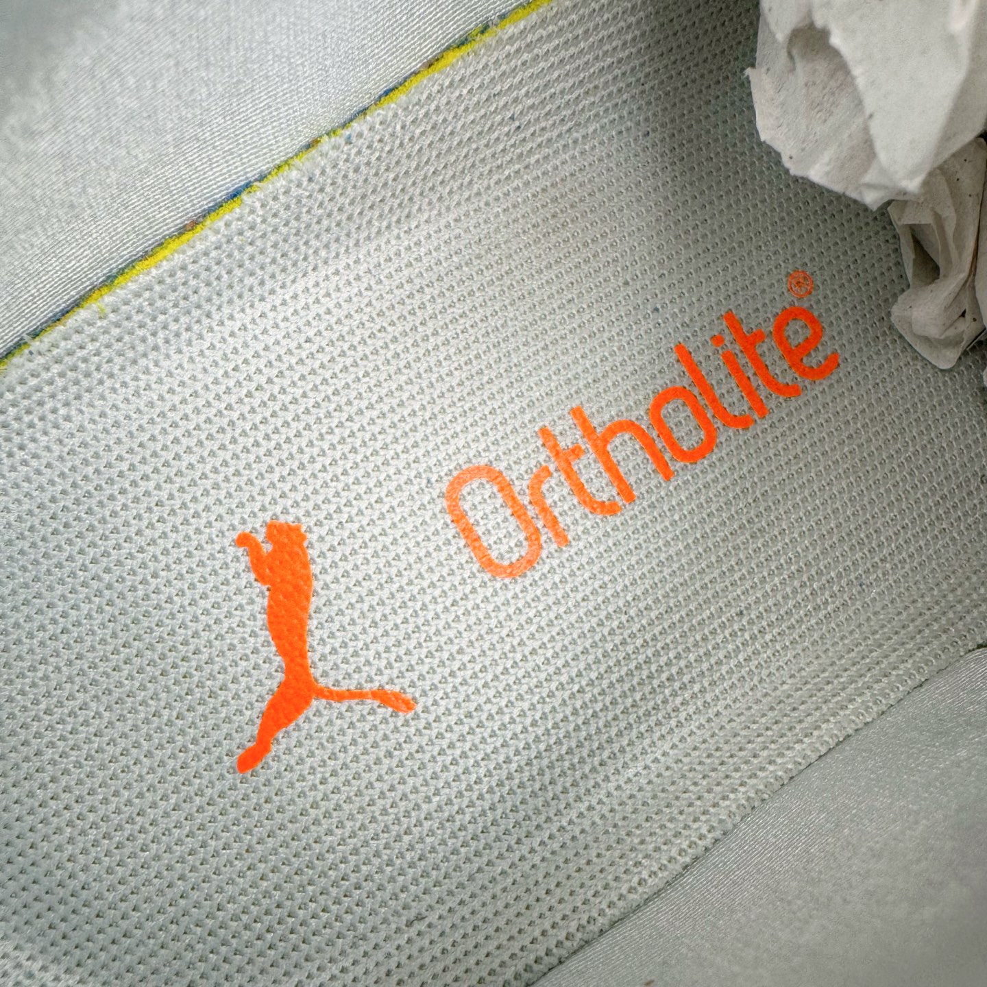 图片[11]-＃CS纯原 PUMA Speedca OG 彪马极速赛车系列低帮德训风拼接复古百搭休闲运动赛车鞋 鞋款从80、90年代赛车手所穿的防火赛车鞋为原型，鞋身线条模仿了赛车的流线廓形，体现了空气动力学原理的结构。简约流畅的外观，恰好又和贯穿其中的Formstrip Logo融合恰到好处，视觉上细节丰富且协调。本次Speedcat OG鞋款归来，最大看点自然式保留了窄版鞋型以及薄底构造。这两年各品牌鞋底越做越厚，Speedcat反其道而行之，上脚几乎无鞋底的效果带来耳目一新的视觉体验。鞋面依旧是以质感细腻的麂皮材质打造，并且大面积近乎全包裹的使用，复古味道也愈发浓烈。配色上更是将最原始的黑色和红色带回，向F1赛车队的标志性队服致敬。相信让各位一眼种草的更多是出挑的大红色，上脚即可瞬间点亮整体造型，在以球鞋为核心的OOTD中脱颖而出。而另一款黑色则是低调的万金油，彰显新潮个性的同时又不喧宾夺主，也是热爱简约系穿搭朋友的首选。 尺码：35.5 36 37 37.5 38 38.5 39 40 40.5 41 42 42.5 43 44 44.5 45-选品中心