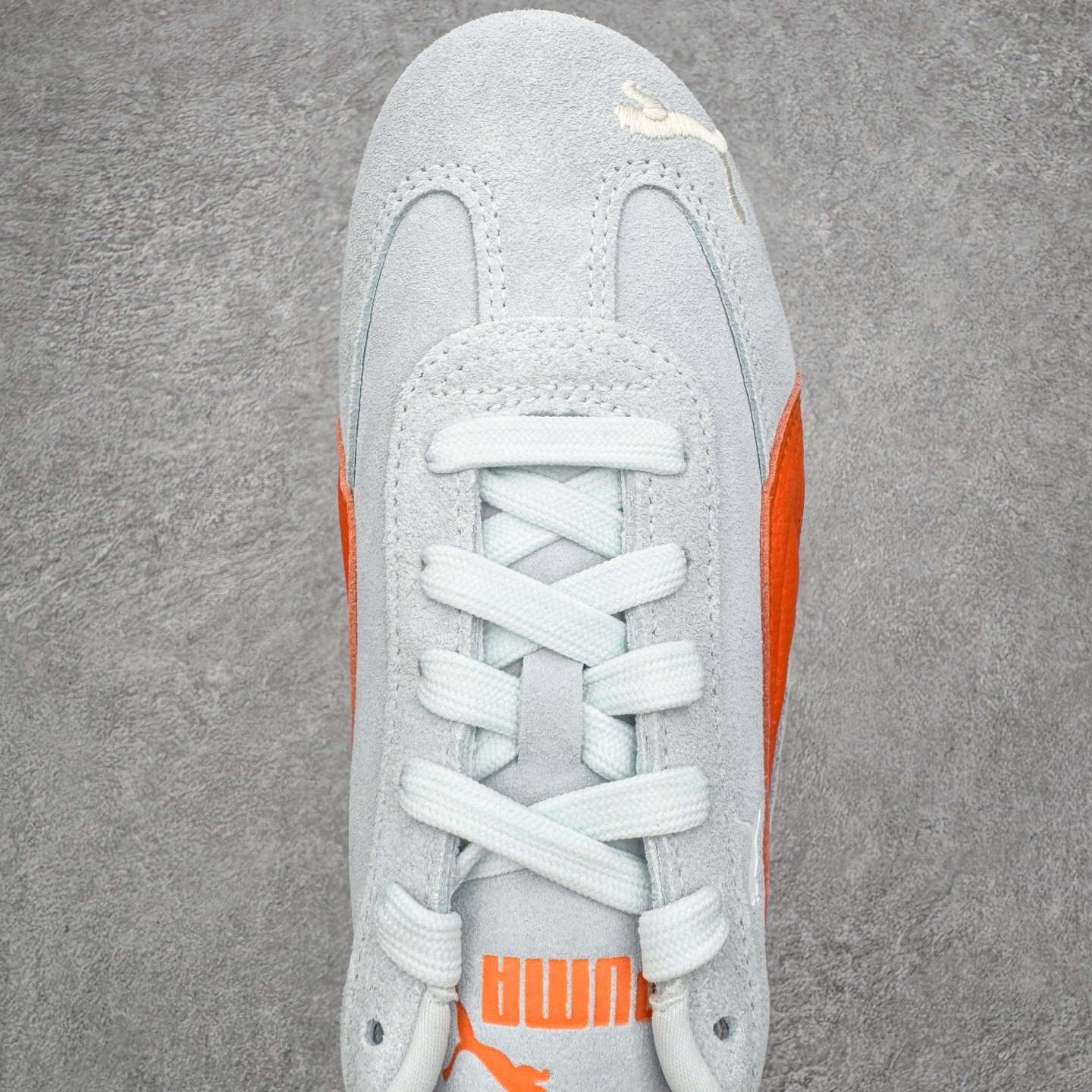 图片[4]-＃CS纯原 PUMA Speedca OG 彪马极速赛车系列低帮德训风拼接复古百搭休闲运动赛车鞋 鞋款从80、90年代赛车手所穿的防火赛车鞋为原型，鞋身线条模仿了赛车的流线廓形，体现了空气动力学原理的结构。简约流畅的外观，恰好又和贯穿其中的Formstrip Logo融合恰到好处，视觉上细节丰富且协调。本次Speedcat OG鞋款归来，最大看点自然式保留了窄版鞋型以及薄底构造。这两年各品牌鞋底越做越厚，Speedcat反其道而行之，上脚几乎无鞋底的效果带来耳目一新的视觉体验。鞋面依旧是以质感细腻的麂皮材质打造，并且大面积近乎全包裹的使用，复古味道也愈发浓烈。配色上更是将最原始的黑色和红色带回，向F1赛车队的标志性队服致敬。相信让各位一眼种草的更多是出挑的大红色，上脚即可瞬间点亮整体造型，在以球鞋为核心的OOTD中脱颖而出。而另一款黑色则是低调的万金油，彰显新潮个性的同时又不喧宾夺主，也是热爱简约系穿搭朋友的首选。 尺码：35.5 36 37 37.5 38 38.5 39 40 40.5 41 42 42.5 43 44 44.5 45-选品中心