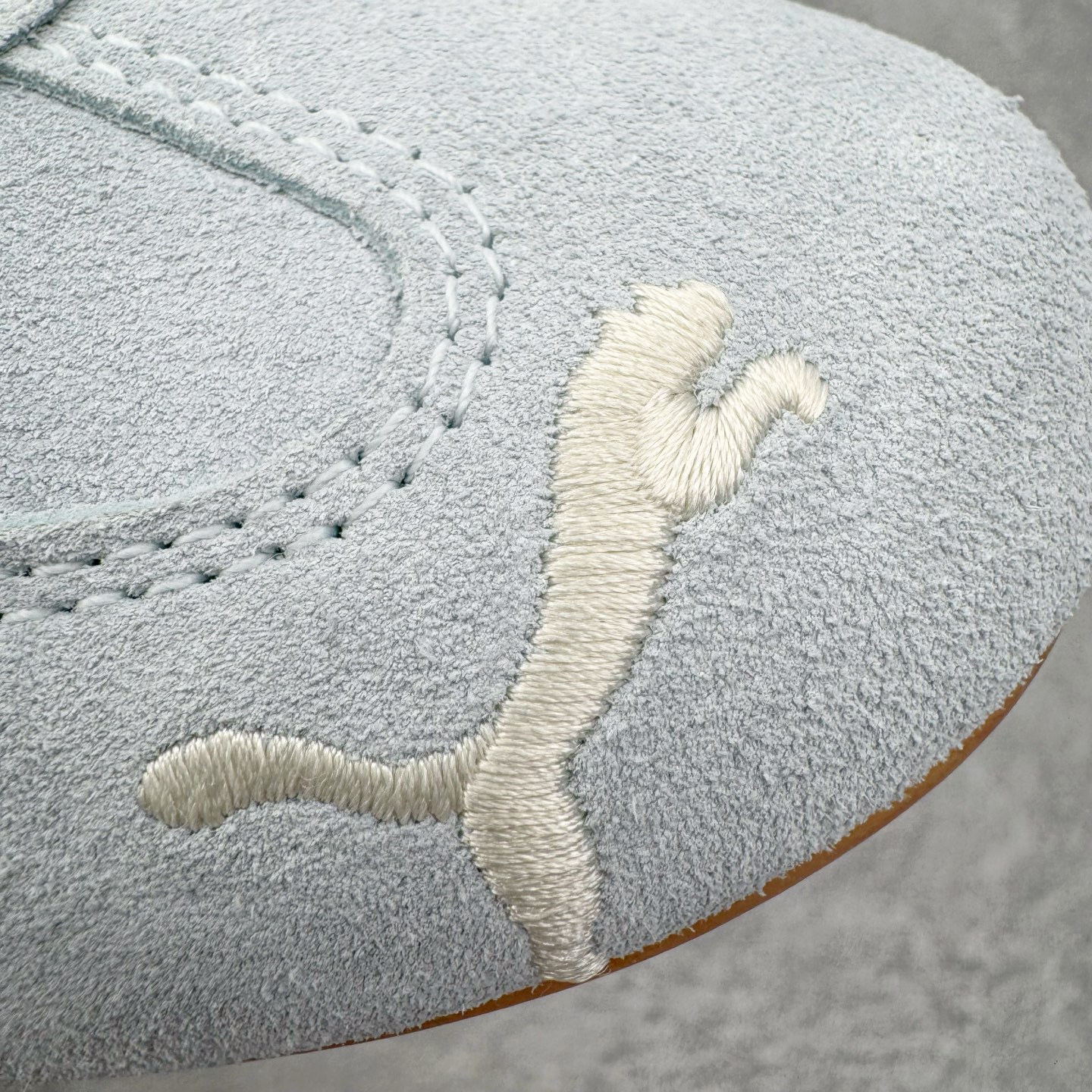 图片[14]-＃CS纯原 PUMA Speedca OG 彪马极速赛车系列低帮德训风拼接复古百搭休闲运动赛车鞋 鞋款从80、90年代赛车手所穿的防火赛车鞋为原型，鞋身线条模仿了赛车的流线廓形，体现了空气动力学原理的结构。简约流畅的外观，恰好又和贯穿其中的Formstrip Logo融合恰到好处，视觉上细节丰富且协调。本次Speedcat OG鞋款归来，最大看点自然式保留了窄版鞋型以及薄底构造。这两年各品牌鞋底越做越厚，Speedcat反其道而行之，上脚几乎无鞋底的效果带来耳目一新的视觉体验。鞋面依旧是以质感细腻的麂皮材质打造，并且大面积近乎全包裹的使用，复古味道也愈发浓烈。配色上更是将最原始的黑色和红色带回，向F1赛车队的标志性队服致敬。相信让各位一眼种草的更多是出挑的大红色，上脚即可瞬间点亮整体造型，在以球鞋为核心的OOTD中脱颖而出。而另一款黑色则是低调的万金油，彰显新潮个性的同时又不喧宾夺主，也是热爱简约系穿搭朋友的首选。 尺码：35.5 36 37 37.5 38 38.5 39 40 40.5 41 42 42.5 43 44 44.5 45-选品中心