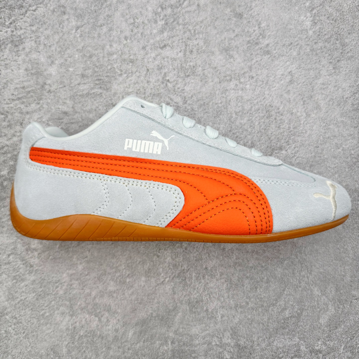 ＃CS纯原 PUMA Speedca OG 彪马极速赛车系列低帮德训风拼接复古百搭休闲运动赛车鞋 鞋款从80、90年代赛车手所穿的防火赛车鞋为原型，鞋身线条模仿了赛车的流线廓形，体现了空气动力学原理的结构。简约流畅的外观，恰好又和贯穿其中的Formstrip Logo融合恰到好处，视觉上细节丰富且协调。本次Speedcat OG鞋款归来，最大看点自然式保留了窄版鞋型以及薄底构造。这两年各品牌鞋底越做越厚，Speedcat反其道而行之，上脚几乎无鞋底的效果带来耳目一新的视觉体验。鞋面依旧是以质感细腻的麂皮材质打造，并且大面积近乎全包裹的使用，复古味道也愈发浓烈。配色上更是将最原始的黑色和红色带回，向F1赛车队的标志性队服致敬。相信让各位一眼种草的更多是出挑的大红色，上脚即可瞬间点亮整体造型，在以球鞋为核心的OOTD中脱颖而出。而另一款黑色则是低调的万金油，彰显新潮个性的同时又不喧宾夺主，也是热爱简约系穿搭朋友的首选。 尺码：35.5 36 37 37.5 38 38.5 39 40 40.5 41 42 42.5 43 44 44.5 45-选品中心