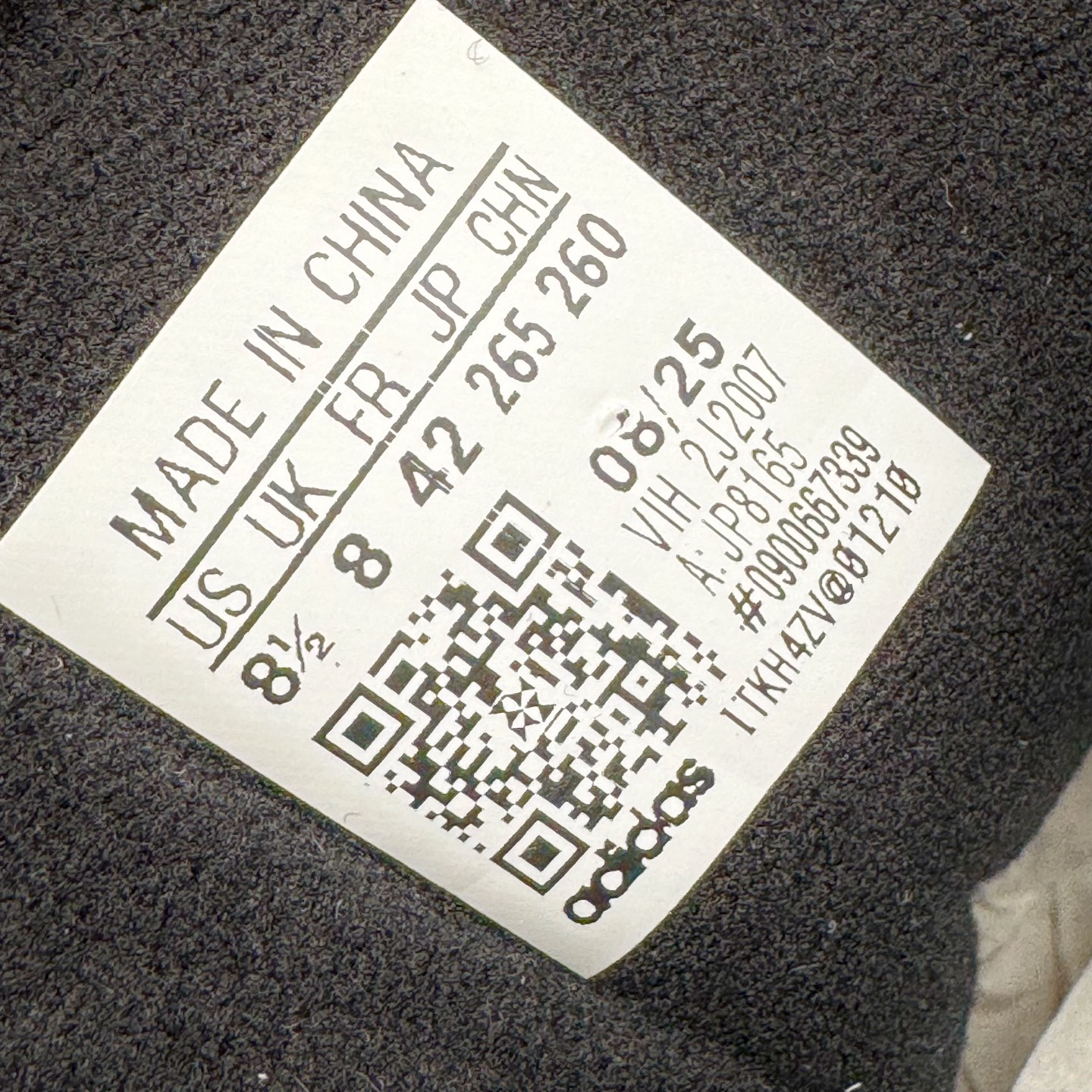 图片[11]-＃XP纯原套现福利 AD Originals Superstar 经典复古贝壳头板鞋 JP8165 诞生于1969年 是第一双将全皮面鞋 身与橡胶鞋头结合在一起的低帮篮球鞋 Superstar最开始 是作为高帮篮球鞋Pro Model的低帮版本而出现的 但因为其独特和醒目的橡胶鞋头造型而让大家熟知 被大家形象地称为\\\”shelltoe\\\”贝壳头 在70年代的美国职业篮球场上 接近3/4的NBA球员都将这双Superstar作为场上用鞋 80年代之后 经过不断的改良和发展 Superstar逐渐成为横跨时装、音乐、街头文化、休闲和运动等各大领域的时尚潮鞋 尺码：36 36.5 37 38 38.5 39 40 40.5 41 42 42.5 43 44 44.5 45-选品中心