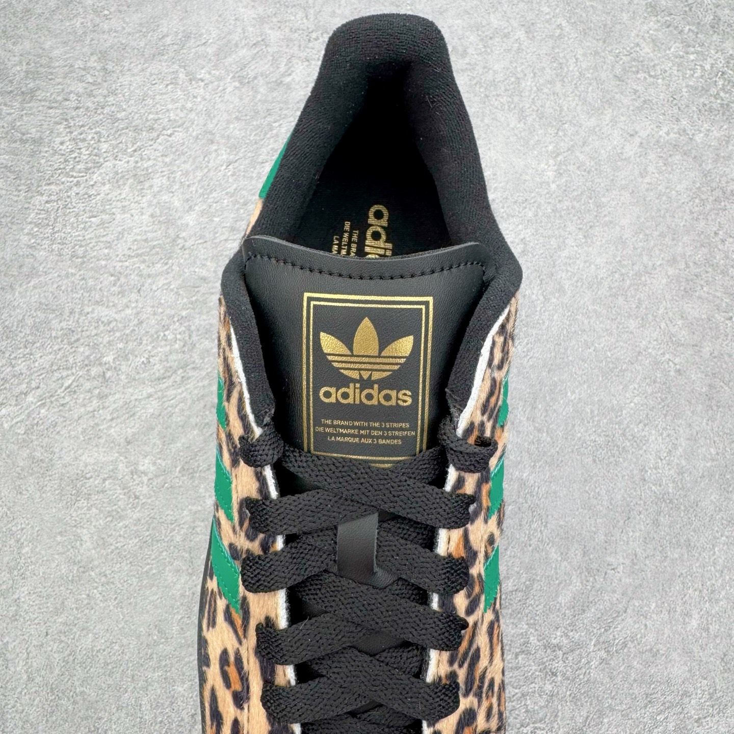 图片[5]-＃XP纯原套现福利 AD Originals Superstar 经典复古贝壳头板鞋 JP8165 诞生于1969年 是第一双将全皮面鞋 身与橡胶鞋头结合在一起的低帮篮球鞋 Superstar最开始 是作为高帮篮球鞋Pro Model的低帮版本而出现的 但因为其独特和醒目的橡胶鞋头造型而让大家熟知 被大家形象地称为\\\”shelltoe\\\”贝壳头 在70年代的美国职业篮球场上 接近3/4的NBA球员都将这双Superstar作为场上用鞋 80年代之后 经过不断的改良和发展 Superstar逐渐成为横跨时装、音乐、街头文化、休闲和运动等各大领域的时尚潮鞋 尺码：36 36.5 37 38 38.5 39 40 40.5 41 42 42.5 43 44 44.5 45-选品中心