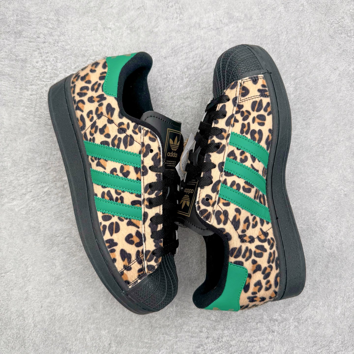 图片[3]-＃XP纯原套现福利 AD Originals Superstar 经典复古贝壳头板鞋 JP8165 诞生于1969年 是第一双将全皮面鞋 身与橡胶鞋头结合在一起的低帮篮球鞋 Superstar最开始 是作为高帮篮球鞋Pro Model的低帮版本而出现的 但因为其独特和醒目的橡胶鞋头造型而让大家熟知 被大家形象地称为\\\”shelltoe\\\”贝壳头 在70年代的美国职业篮球场上 接近3/4的NBA球员都将这双Superstar作为场上用鞋 80年代之后 经过不断的改良和发展 Superstar逐渐成为横跨时装、音乐、街头文化、休闲和运动等各大领域的时尚潮鞋 尺码：36 36.5 37 38 38.5 39 40 40.5 41 42 42.5 43 44 44.5 45-选品中心