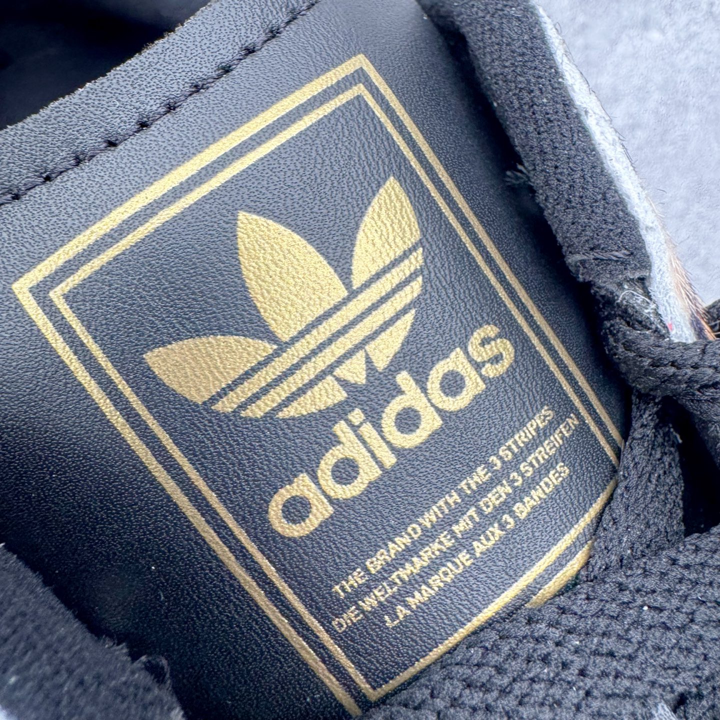 图片[12]-＃XP纯原套现福利 AD Originals Superstar 经典复古贝壳头板鞋 JP8165 诞生于1969年 是第一双将全皮面鞋 身与橡胶鞋头结合在一起的低帮篮球鞋 Superstar最开始 是作为高帮篮球鞋Pro Model的低帮版本而出现的 但因为其独特和醒目的橡胶鞋头造型而让大家熟知 被大家形象地称为\\\”shelltoe\\\”贝壳头 在70年代的美国职业篮球场上 接近3/4的NBA球员都将这双Superstar作为场上用鞋 80年代之后 经过不断的改良和发展 Superstar逐渐成为横跨时装、音乐、街头文化、休闲和运动等各大领域的时尚潮鞋 尺码：36 36.5 37 38 38.5 39 40 40.5 41 42 42.5 43 44 44.5 45-选品中心