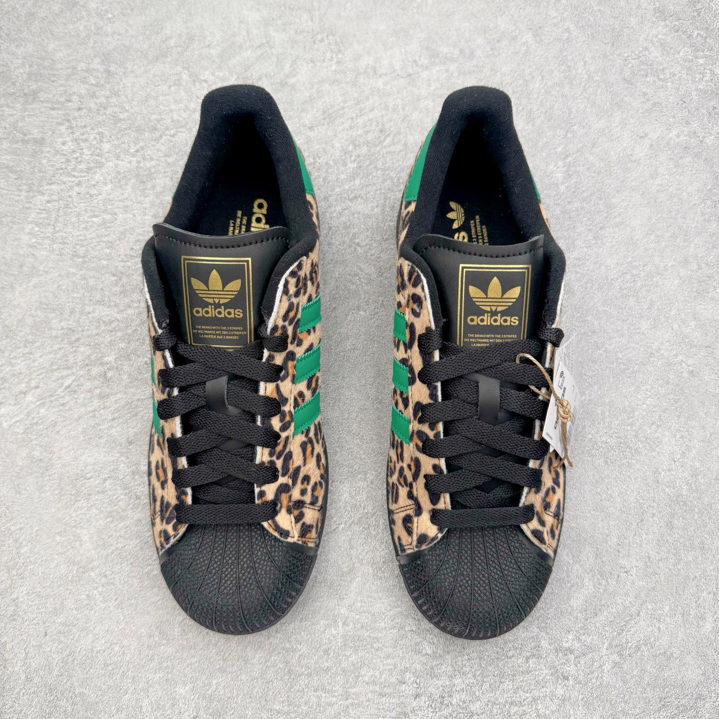 图片[2]-＃XP纯原套现福利 AD Originals Superstar 经典复古贝壳头板鞋 JP8165 诞生于1969年 是第一双将全皮面鞋 身与橡胶鞋头结合在一起的低帮篮球鞋 Superstar最开始 是作为高帮篮球鞋Pro Model的低帮版本而出现的 但因为其独特和醒目的橡胶鞋头造型而让大家熟知 被大家形象地称为\\\”shelltoe\\\”贝壳头 在70年代的美国职业篮球场上 接近3/4的NBA球员都将这双Superstar作为场上用鞋 80年代之后 经过不断的改良和发展 Superstar逐渐成为横跨时装、音乐、街头文化、休闲和运动等各大领域的时尚潮鞋 尺码：36 36.5 37 38 38.5 39 40 40.5 41 42 42.5 43 44 44.5 45-选品中心