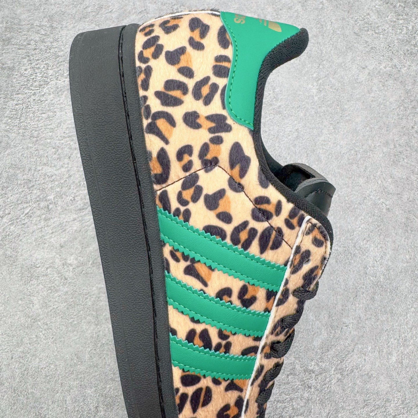 图片[6]-＃XP纯原套现福利 AD Originals Superstar 经典复古贝壳头板鞋 JP8165 诞生于1969年 是第一双将全皮面鞋 身与橡胶鞋头结合在一起的低帮篮球鞋 Superstar最开始 是作为高帮篮球鞋Pro Model的低帮版本而出现的 但因为其独特和醒目的橡胶鞋头造型而让大家熟知 被大家形象地称为\\\”shelltoe\\\”贝壳头 在70年代的美国职业篮球场上 接近3/4的NBA球员都将这双Superstar作为场上用鞋 80年代之后 经过不断的改良和发展 Superstar逐渐成为横跨时装、音乐、街头文化、休闲和运动等各大领域的时尚潮鞋 尺码：36 36.5 37 38 38.5 39 40 40.5 41 42 42.5 43 44 44.5 45-选品中心