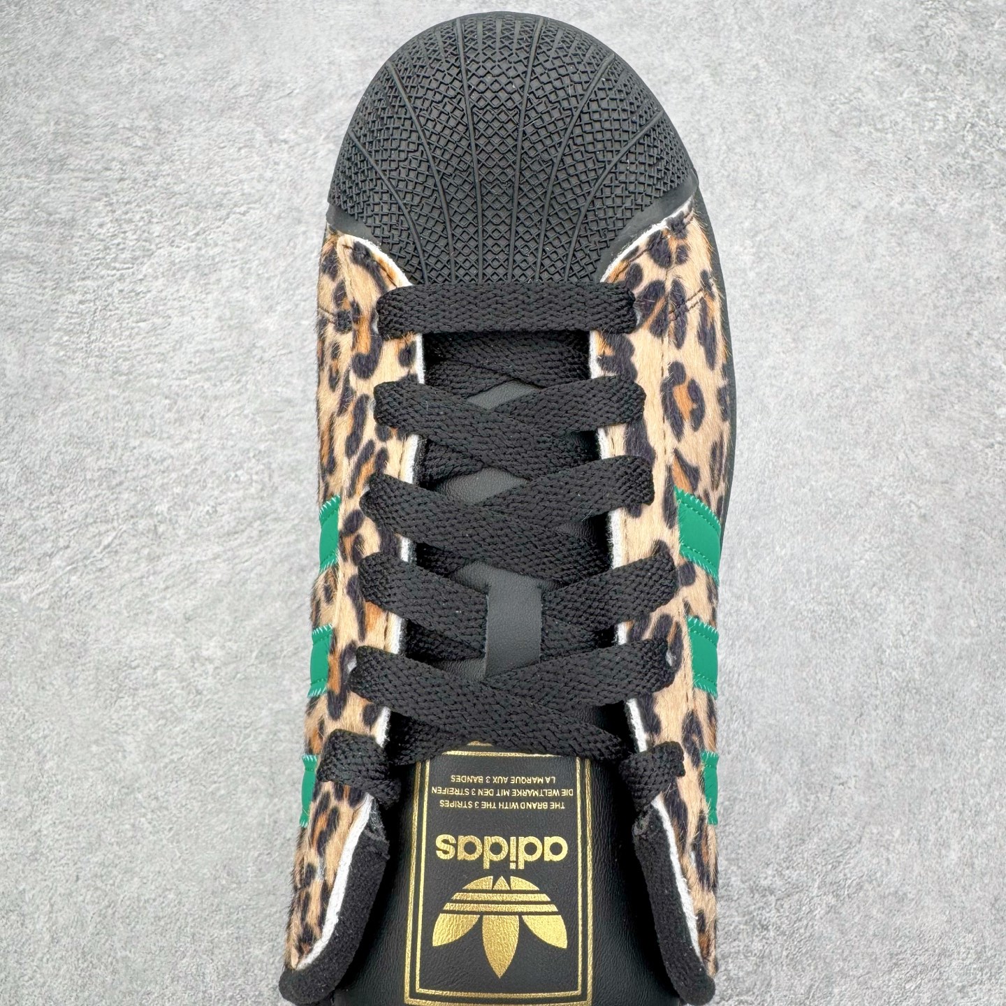 图片[4]-＃XP纯原套现福利 AD Originals Superstar 经典复古贝壳头板鞋 JP8165 诞生于1969年 是第一双将全皮面鞋 身与橡胶鞋头结合在一起的低帮篮球鞋 Superstar最开始 是作为高帮篮球鞋Pro Model的低帮版本而出现的 但因为其独特和醒目的橡胶鞋头造型而让大家熟知 被大家形象地称为\\\”shelltoe\\\”贝壳头 在70年代的美国职业篮球场上 接近3/4的NBA球员都将这双Superstar作为场上用鞋 80年代之后 经过不断的改良和发展 Superstar逐渐成为横跨时装、音乐、街头文化、休闲和运动等各大领域的时尚潮鞋 尺码：36 36.5 37 38 38.5 39 40 40.5 41 42 42.5 43 44 44.5 45-选品中心