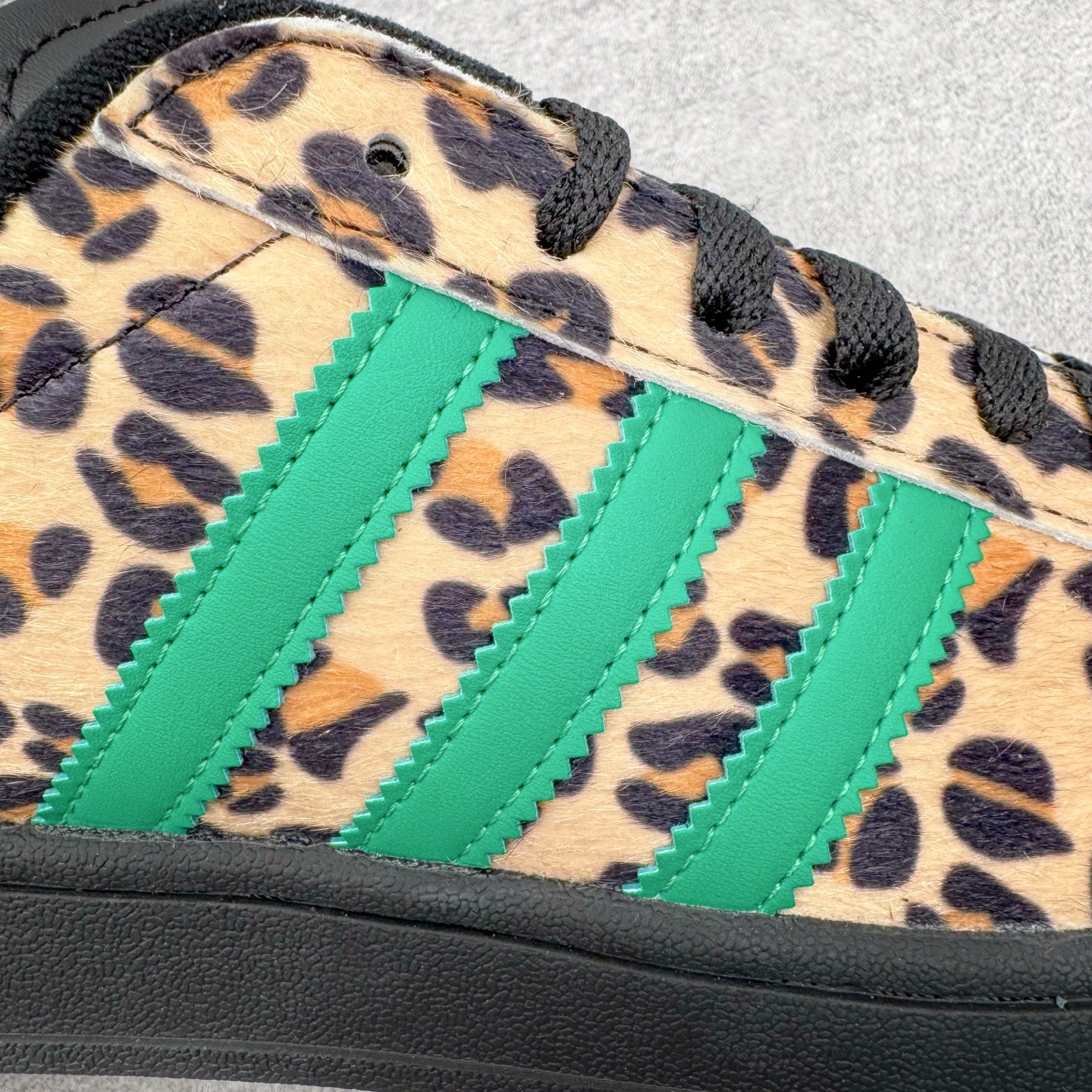 图片[16]-＃XP纯原套现福利 AD Originals Superstar 经典复古贝壳头板鞋 JP8165 诞生于1969年 是第一双将全皮面鞋 身与橡胶鞋头结合在一起的低帮篮球鞋 Superstar最开始 是作为高帮篮球鞋Pro Model的低帮版本而出现的 但因为其独特和醒目的橡胶鞋头造型而让大家熟知 被大家形象地称为\\\”shelltoe\\\”贝壳头 在70年代的美国职业篮球场上 接近3/4的NBA球员都将这双Superstar作为场上用鞋 80年代之后 经过不断的改良和发展 Superstar逐渐成为横跨时装、音乐、街头文化、休闲和运动等各大领域的时尚潮鞋 尺码：36 36.5 37 38 38.5 39 40 40.5 41 42 42.5 43 44 44.5 45-选品中心