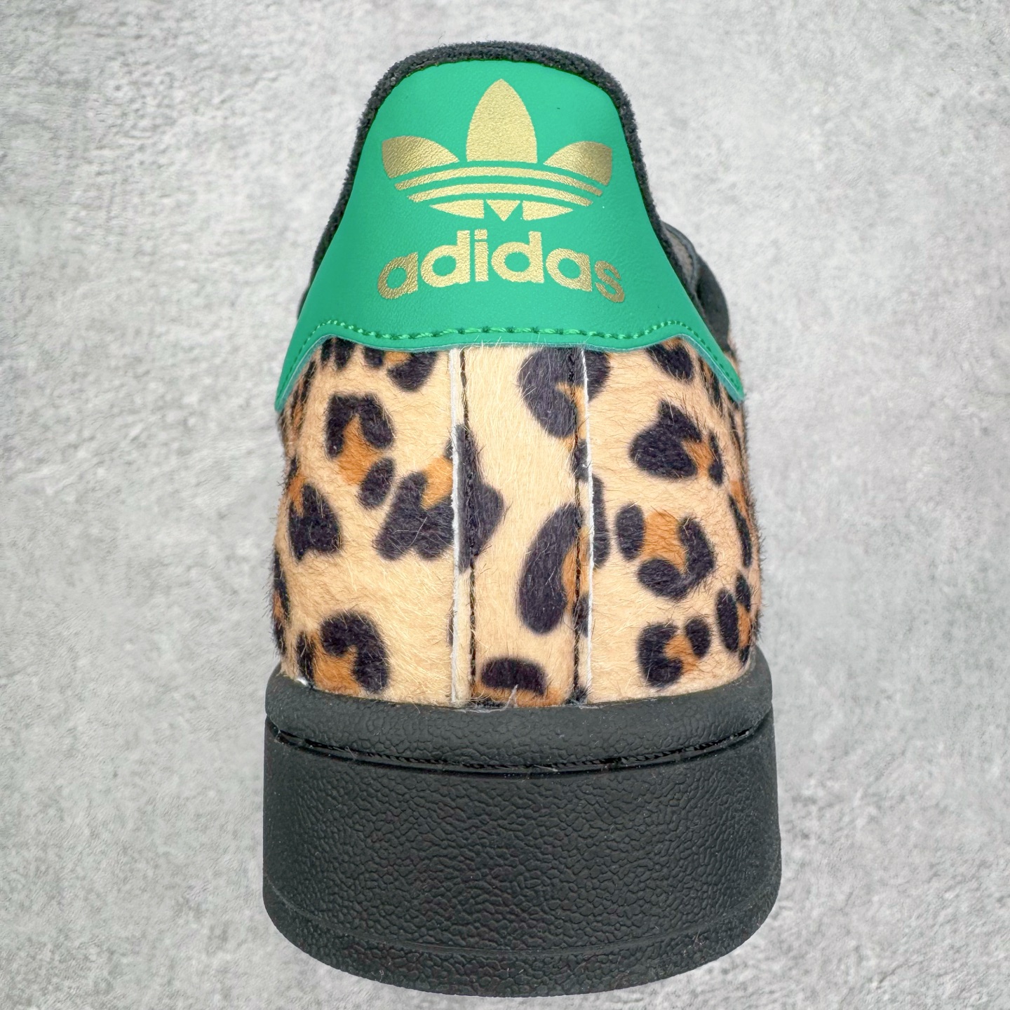 图片[8]-＃XP纯原套现福利 AD Originals Superstar 经典复古贝壳头板鞋 JP8165 诞生于1969年 是第一双将全皮面鞋 身与橡胶鞋头结合在一起的低帮篮球鞋 Superstar最开始 是作为高帮篮球鞋Pro Model的低帮版本而出现的 但因为其独特和醒目的橡胶鞋头造型而让大家熟知 被大家形象地称为\\\”shelltoe\\\”贝壳头 在70年代的美国职业篮球场上 接近3/4的NBA球员都将这双Superstar作为场上用鞋 80年代之后 经过不断的改良和发展 Superstar逐渐成为横跨时装、音乐、街头文化、休闲和运动等各大领域的时尚潮鞋 尺码：36 36.5 37 38 38.5 39 40 40.5 41 42 42.5 43 44 44.5 45-选品中心