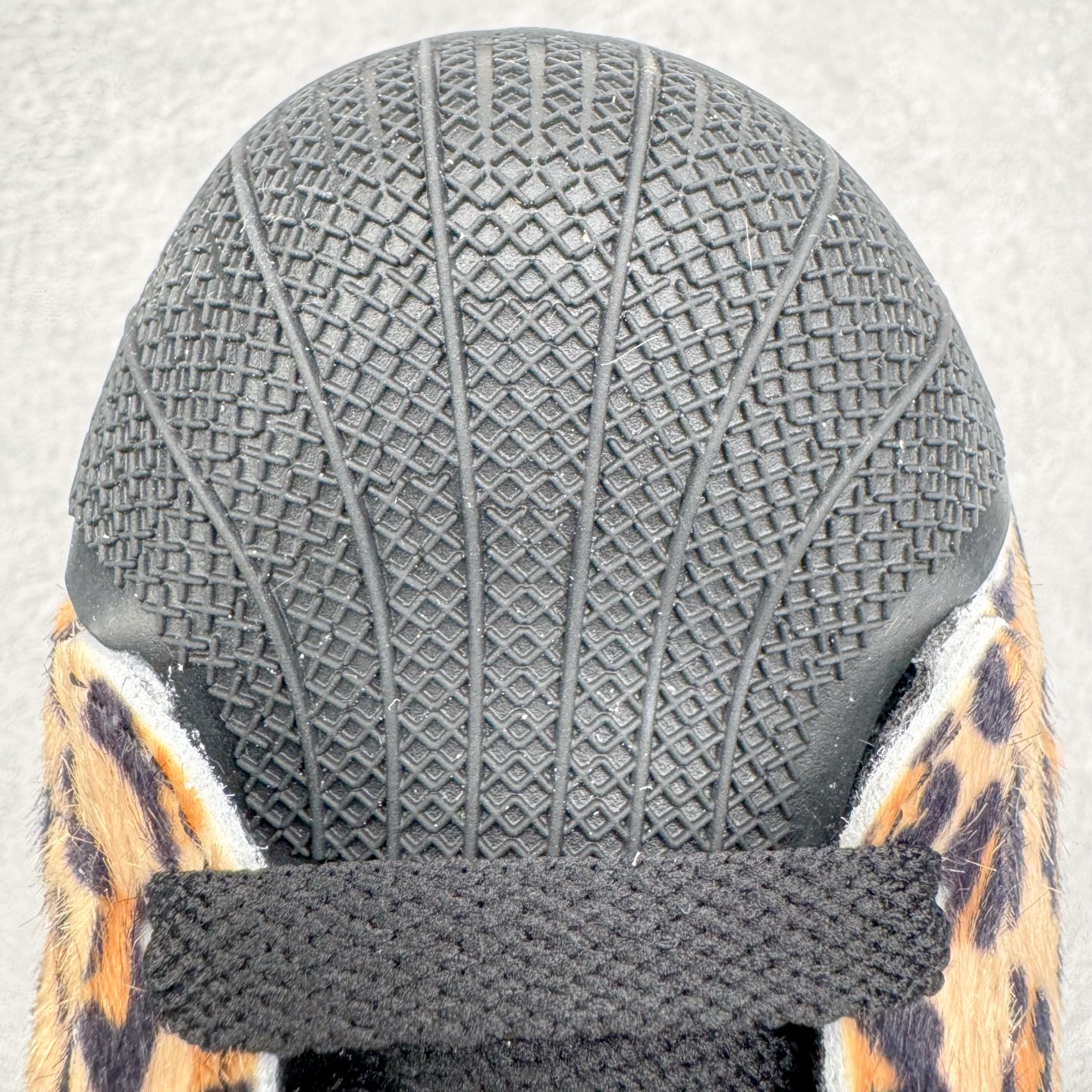 图片[13]-＃XP纯原套现福利 AD Originals Superstar 经典复古贝壳头板鞋 JP8165 诞生于1969年 是第一双将全皮面鞋 身与橡胶鞋头结合在一起的低帮篮球鞋 Superstar最开始 是作为高帮篮球鞋Pro Model的低帮版本而出现的 但因为其独特和醒目的橡胶鞋头造型而让大家熟知 被大家形象地称为\\\”shelltoe\\\”贝壳头 在70年代的美国职业篮球场上 接近3/4的NBA球员都将这双Superstar作为场上用鞋 80年代之后 经过不断的改良和发展 Superstar逐渐成为横跨时装、音乐、街头文化、休闲和运动等各大领域的时尚潮鞋 尺码：36 36.5 37 38 38.5 39 40 40.5 41 42 42.5 43 44 44.5 45-选品中心