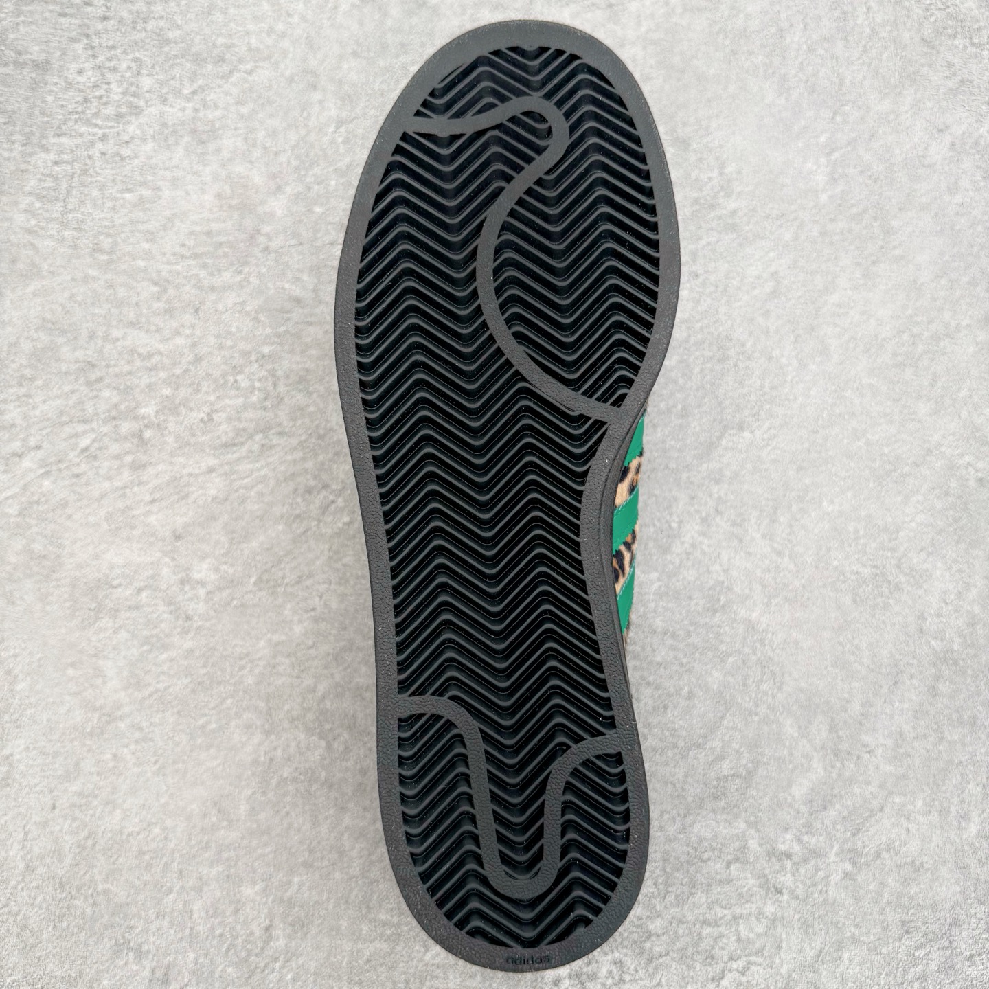 图片[9]-＃XP纯原套现福利 AD Originals Superstar 经典复古贝壳头板鞋 JP8165 诞生于1969年 是第一双将全皮面鞋 身与橡胶鞋头结合在一起的低帮篮球鞋 Superstar最开始 是作为高帮篮球鞋Pro Model的低帮版本而出现的 但因为其独特和醒目的橡胶鞋头造型而让大家熟知 被大家形象地称为\\\”shelltoe\\\”贝壳头 在70年代的美国职业篮球场上 接近3/4的NBA球员都将这双Superstar作为场上用鞋 80年代之后 经过不断的改良和发展 Superstar逐渐成为横跨时装、音乐、街头文化、休闲和运动等各大领域的时尚潮鞋 尺码：36 36.5 37 38 38.5 39 40 40.5 41 42 42.5 43 44 44.5 45-选品中心