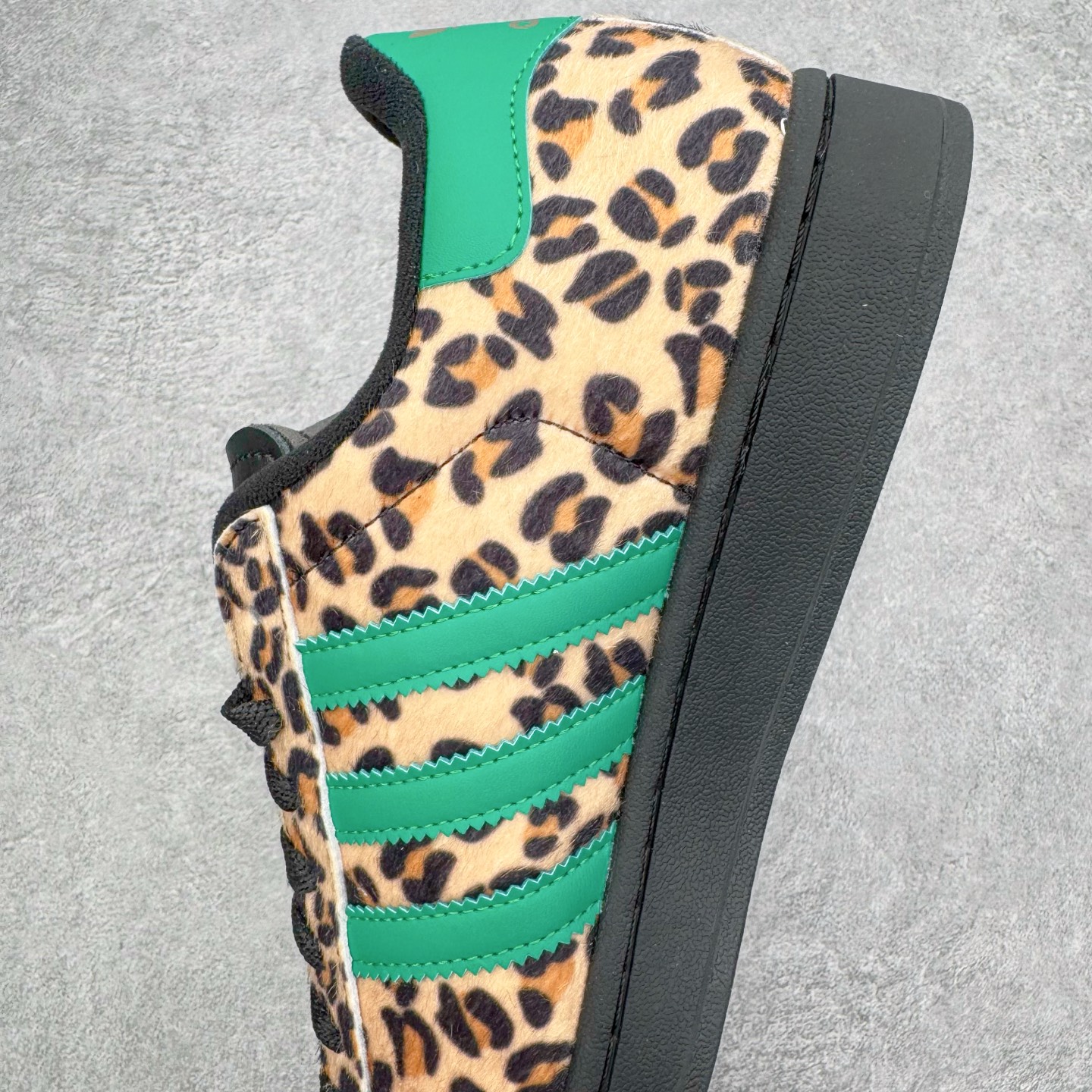 图片[7]-＃XP纯原套现福利 AD Originals Superstar 经典复古贝壳头板鞋 JP8165 诞生于1969年 是第一双将全皮面鞋 身与橡胶鞋头结合在一起的低帮篮球鞋 Superstar最开始 是作为高帮篮球鞋Pro Model的低帮版本而出现的 但因为其独特和醒目的橡胶鞋头造型而让大家熟知 被大家形象地称为\\\”shelltoe\\\”贝壳头 在70年代的美国职业篮球场上 接近3/4的NBA球员都将这双Superstar作为场上用鞋 80年代之后 经过不断的改良和发展 Superstar逐渐成为横跨时装、音乐、街头文化、休闲和运动等各大领域的时尚潮鞋 尺码：36 36.5 37 38 38.5 39 40 40.5 41 42 42.5 43 44 44.5 45-选品中心