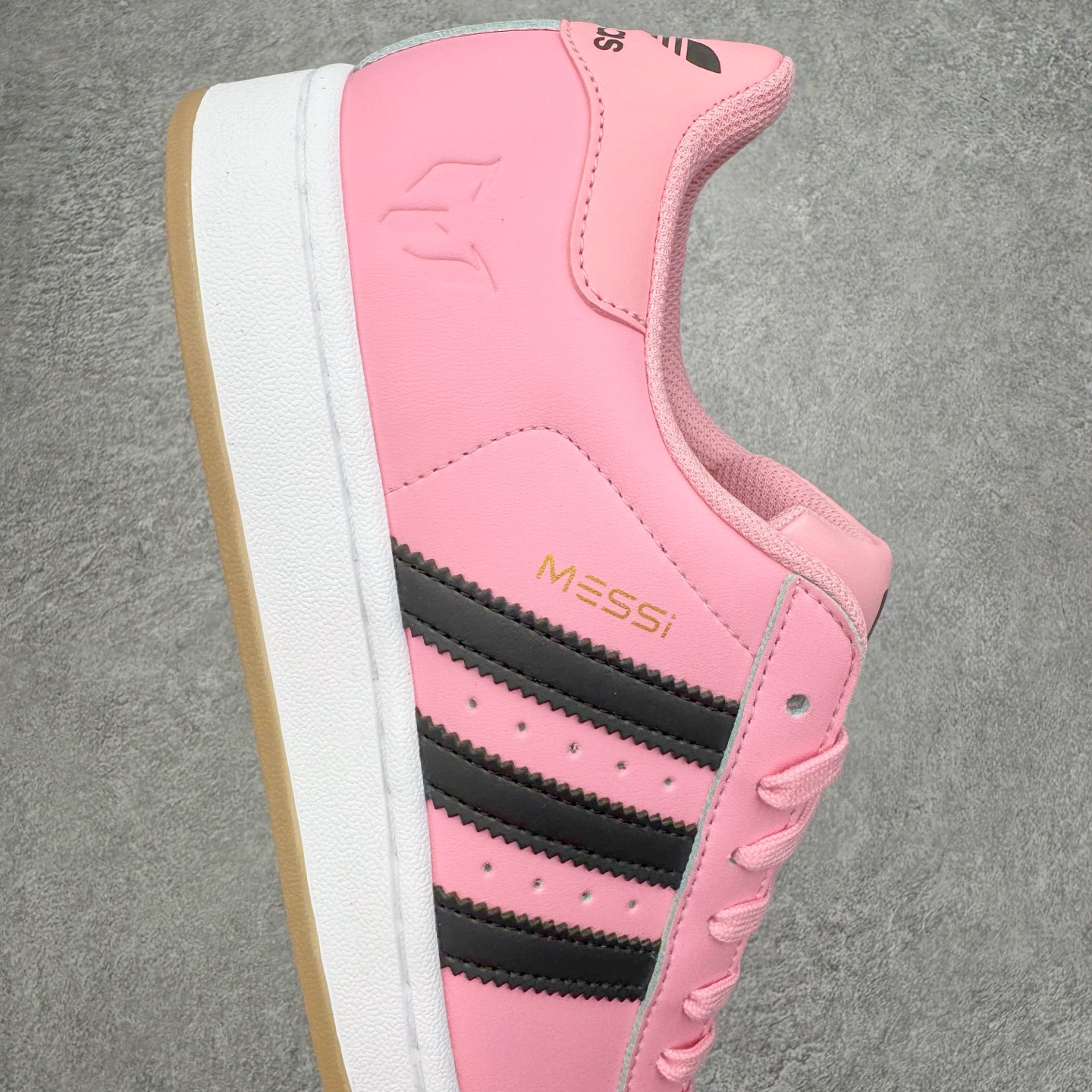 图片[6]-＃XP纯原套现福利 AD Originals Superstar 经典复古贝壳头板鞋 JR1250 诞生于1969年 是第一双将全皮面鞋 身与橡胶鞋头结合在一起的低帮篮球鞋 Superstar最开始 是作为高帮篮球鞋Pro Model的低帮版本而出现的 但因为其独特和醒目的橡胶鞋头造型而让大家熟知 被大家形象地称为\\\”shelltoe\\\”贝壳头 在70年代的美国职业篮球场上 接近3/4的NBA球员都将这双Superstar作为场上用鞋 80年代之后 经过不断的改良和发展 Superstar逐渐成为横跨时装、音乐、街头文化、休闲和运动等各大领域的时尚潮鞋 尺码：36 36.5 37 38 38.5 39 40 40.5 41 42 42.5 43 44 44.5 45-选品中心