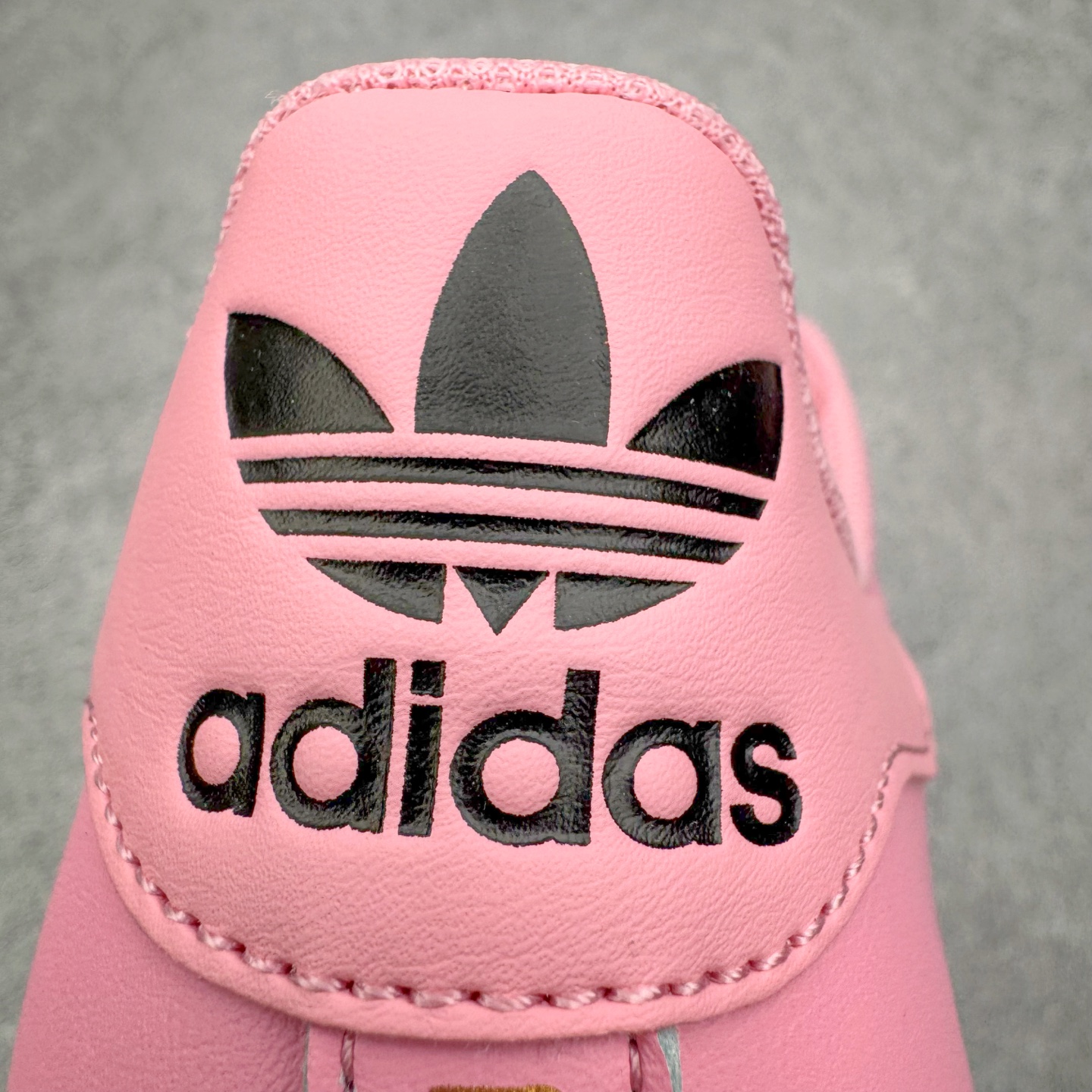 图片[16]-＃XP纯原套现福利 AD Originals Superstar 经典复古贝壳头板鞋 JR1250 诞生于1969年 是第一双将全皮面鞋 身与橡胶鞋头结合在一起的低帮篮球鞋 Superstar最开始 是作为高帮篮球鞋Pro Model的低帮版本而出现的 但因为其独特和醒目的橡胶鞋头造型而让大家熟知 被大家形象地称为\\\”shelltoe\\\”贝壳头 在70年代的美国职业篮球场上 接近3/4的NBA球员都将这双Superstar作为场上用鞋 80年代之后 经过不断的改良和发展 Superstar逐渐成为横跨时装、音乐、街头文化、休闲和运动等各大领域的时尚潮鞋 尺码：36 36.5 37 38 38.5 39 40 40.5 41 42 42.5 43 44 44.5 45-选品中心