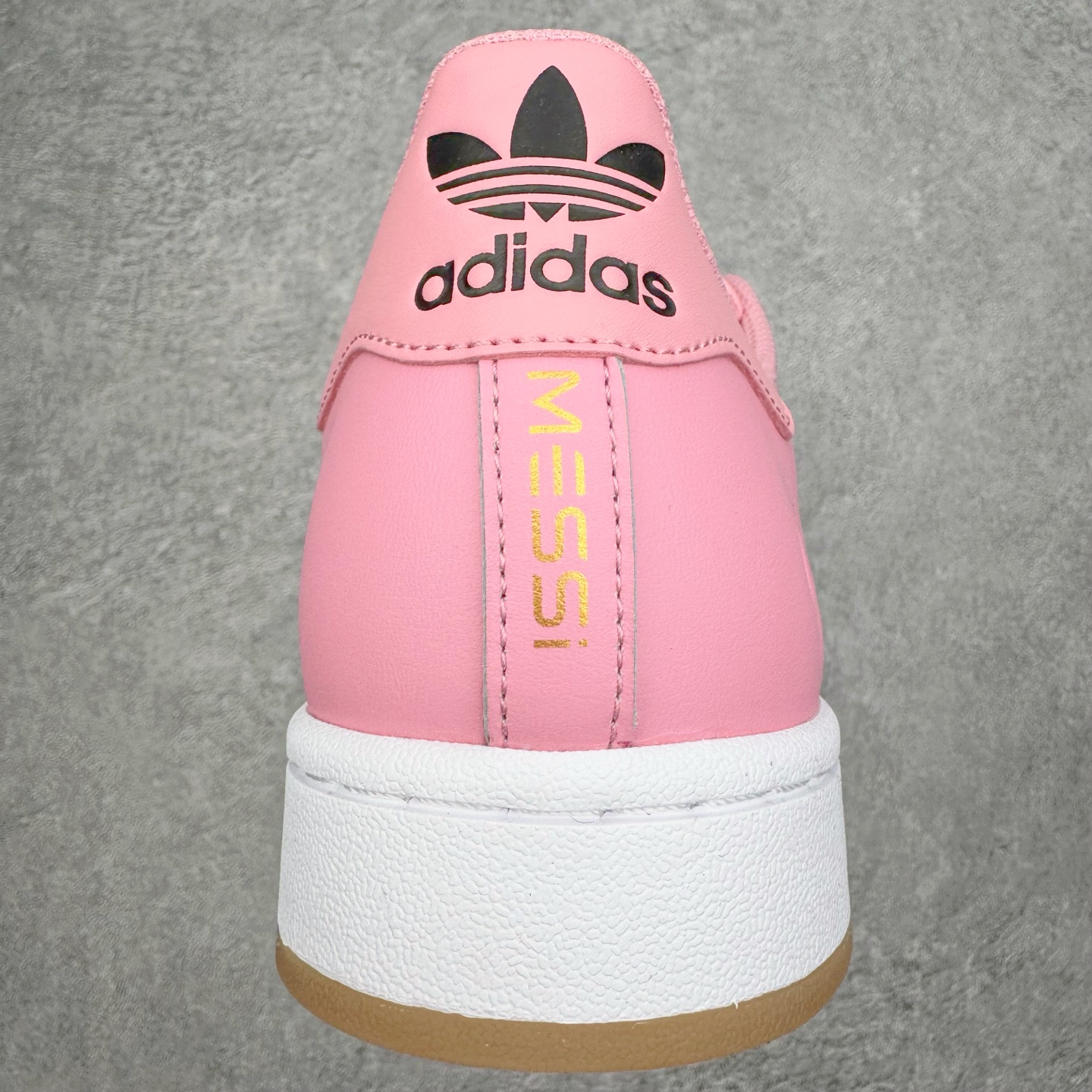 图片[8]-＃XP纯原套现福利 AD Originals Superstar 经典复古贝壳头板鞋 JR1250 诞生于1969年 是第一双将全皮面鞋 身与橡胶鞋头结合在一起的低帮篮球鞋 Superstar最开始 是作为高帮篮球鞋Pro Model的低帮版本而出现的 但因为其独特和醒目的橡胶鞋头造型而让大家熟知 被大家形象地称为\\\”shelltoe\\\”贝壳头 在70年代的美国职业篮球场上 接近3/4的NBA球员都将这双Superstar作为场上用鞋 80年代之后 经过不断的改良和发展 Superstar逐渐成为横跨时装、音乐、街头文化、休闲和运动等各大领域的时尚潮鞋 尺码：36 36.5 37 38 38.5 39 40 40.5 41 42 42.5 43 44 44.5 45-选品中心