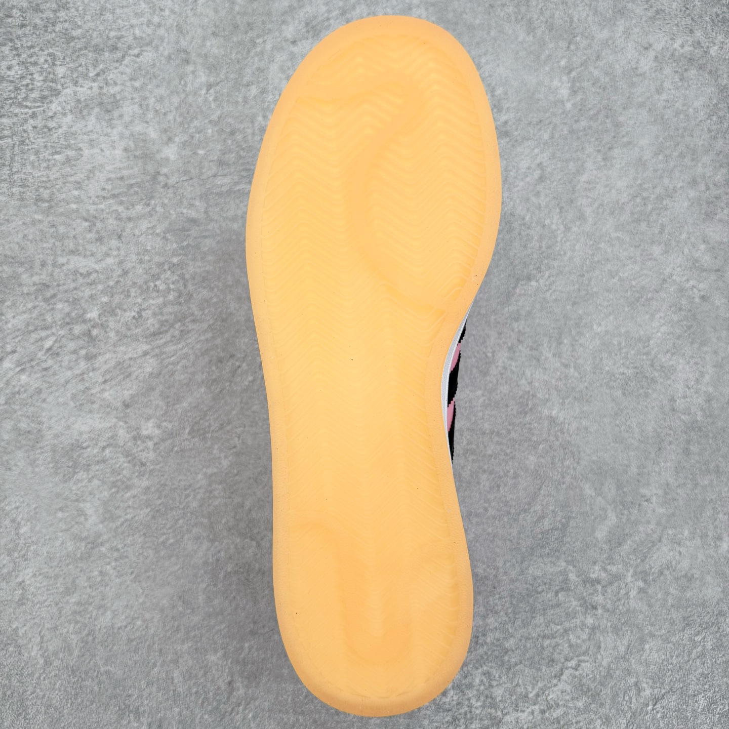 图片[9]-＃XP纯原套现福利 AD Originals Superstar 经典复古贝壳头板鞋 JR1250 诞生于1969年 是第一双将全皮面鞋 身与橡胶鞋头结合在一起的低帮篮球鞋 Superstar最开始 是作为高帮篮球鞋Pro Model的低帮版本而出现的 但因为其独特和醒目的橡胶鞋头造型而让大家熟知 被大家形象地称为\\\”shelltoe\\\”贝壳头 在70年代的美国职业篮球场上 接近3/4的NBA球员都将这双Superstar作为场上用鞋 80年代之后 经过不断的改良和发展 Superstar逐渐成为横跨时装、音乐、街头文化、休闲和运动等各大领域的时尚潮鞋 尺码：36 36.5 37 38 38.5 39 40 40.5 41 42 42.5 43 44 44.5 45-选品中心