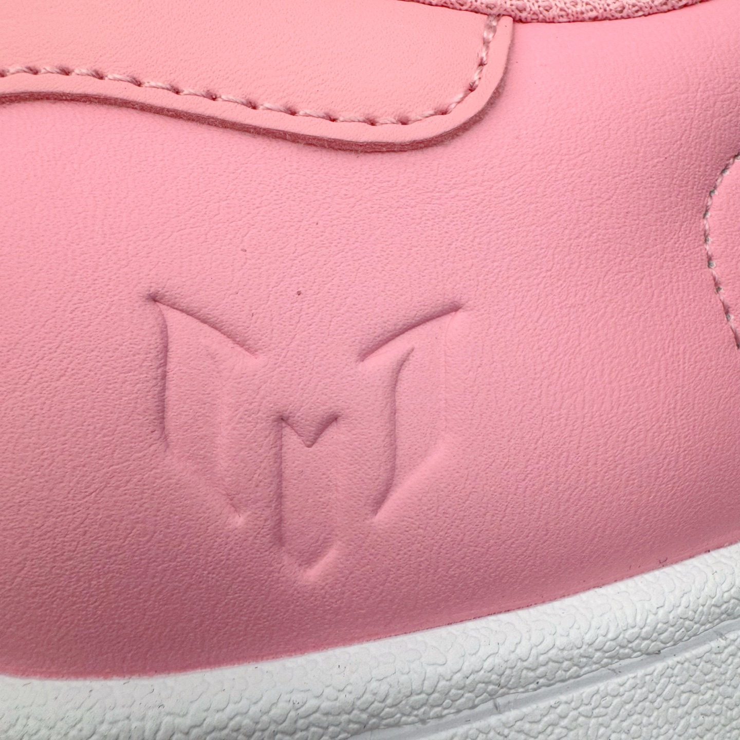 图片[17]-＃XP纯原套现福利 AD Originals Superstar 经典复古贝壳头板鞋 JR1250 诞生于1969年 是第一双将全皮面鞋 身与橡胶鞋头结合在一起的低帮篮球鞋 Superstar最开始 是作为高帮篮球鞋Pro Model的低帮版本而出现的 但因为其独特和醒目的橡胶鞋头造型而让大家熟知 被大家形象地称为\\\”shelltoe\\\”贝壳头 在70年代的美国职业篮球场上 接近3/4的NBA球员都将这双Superstar作为场上用鞋 80年代之后 经过不断的改良和发展 Superstar逐渐成为横跨时装、音乐、街头文化、休闲和运动等各大领域的时尚潮鞋 尺码：36 36.5 37 38 38.5 39 40 40.5 41 42 42.5 43 44 44.5 45-选品中心