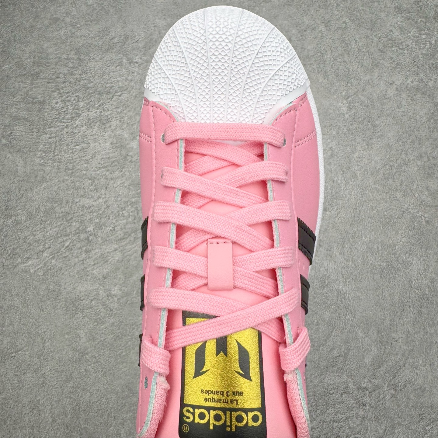 图片[4]-＃XP纯原套现福利 AD Originals Superstar 经典复古贝壳头板鞋 JR1250 诞生于1969年 是第一双将全皮面鞋 身与橡胶鞋头结合在一起的低帮篮球鞋 Superstar最开始 是作为高帮篮球鞋Pro Model的低帮版本而出现的 但因为其独特和醒目的橡胶鞋头造型而让大家熟知 被大家形象地称为\\\”shelltoe\\\”贝壳头 在70年代的美国职业篮球场上 接近3/4的NBA球员都将这双Superstar作为场上用鞋 80年代之后 经过不断的改良和发展 Superstar逐渐成为横跨时装、音乐、街头文化、休闲和运动等各大领域的时尚潮鞋 尺码：36 36.5 37 38 38.5 39 40 40.5 41 42 42.5 43 44 44.5 45-选品中心