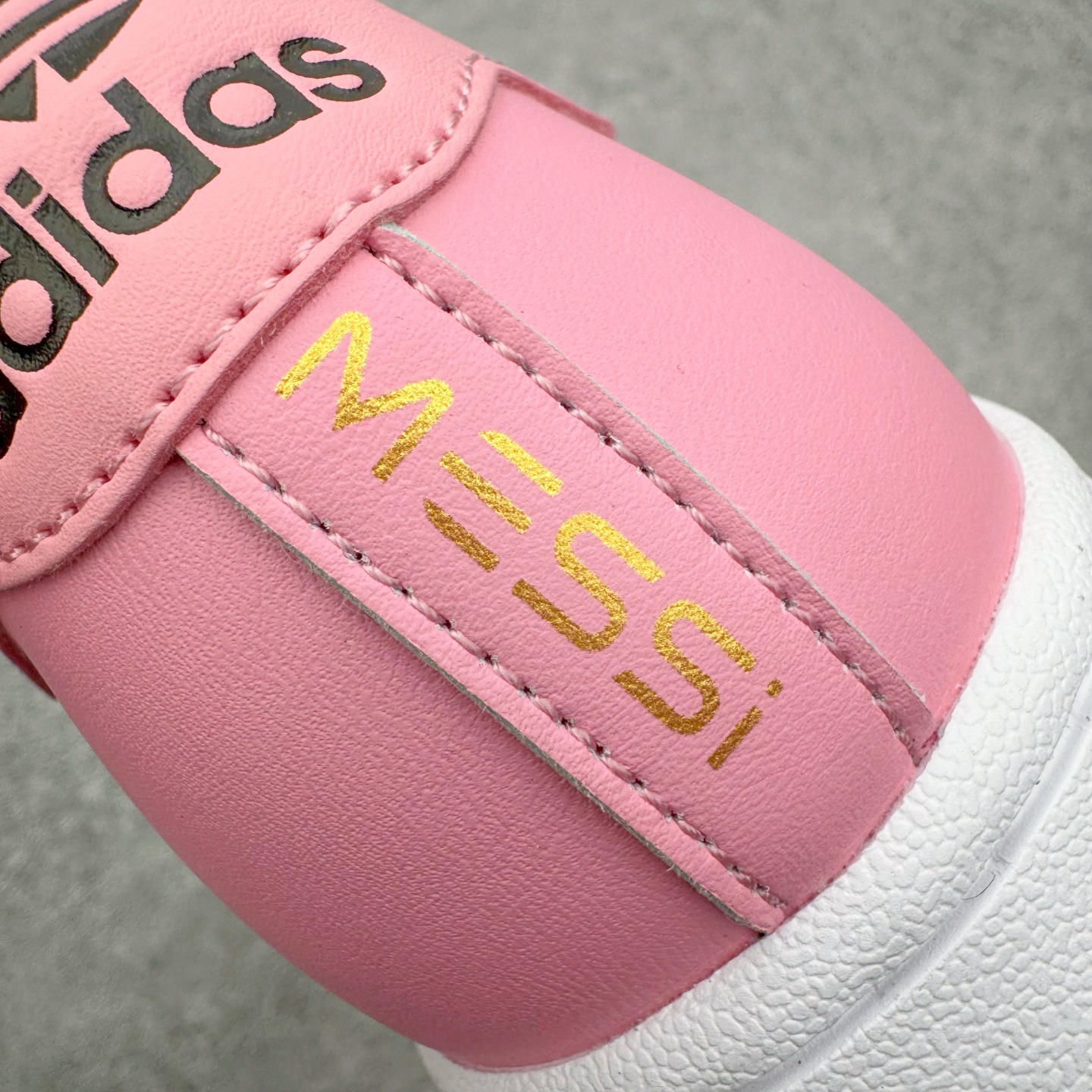 图片[15]-＃XP纯原套现福利 AD Originals Superstar 经典复古贝壳头板鞋 JR1250 诞生于1969年 是第一双将全皮面鞋 身与橡胶鞋头结合在一起的低帮篮球鞋 Superstar最开始 是作为高帮篮球鞋Pro Model的低帮版本而出现的 但因为其独特和醒目的橡胶鞋头造型而让大家熟知 被大家形象地称为\\\”shelltoe\\\”贝壳头 在70年代的美国职业篮球场上 接近3/4的NBA球员都将这双Superstar作为场上用鞋 80年代之后 经过不断的改良和发展 Superstar逐渐成为横跨时装、音乐、街头文化、休闲和运动等各大领域的时尚潮鞋 尺码：36 36.5 37 38 38.5 39 40 40.5 41 42 42.5 43 44 44.5 45-选品中心