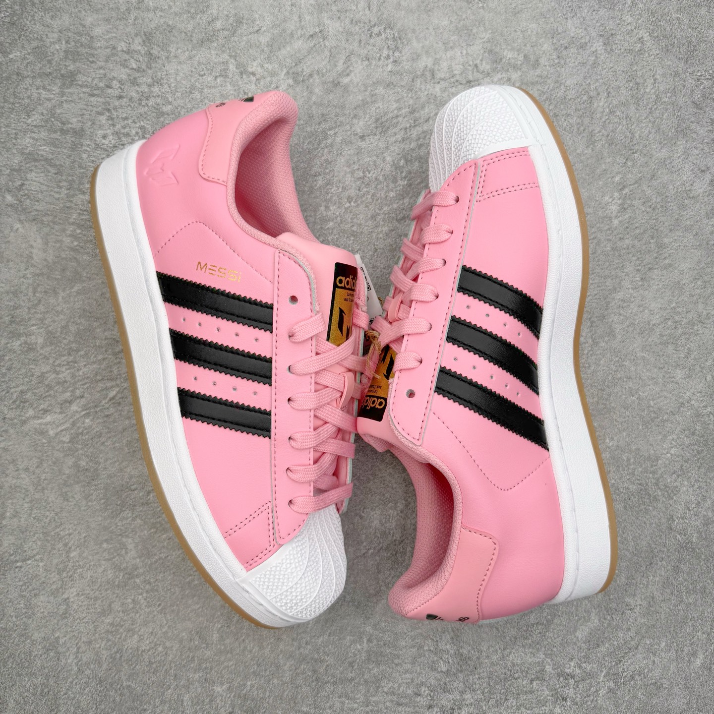 图片[3]-＃XP纯原套现福利 AD Originals Superstar 经典复古贝壳头板鞋 JR1250 诞生于1969年 是第一双将全皮面鞋 身与橡胶鞋头结合在一起的低帮篮球鞋 Superstar最开始 是作为高帮篮球鞋Pro Model的低帮版本而出现的 但因为其独特和醒目的橡胶鞋头造型而让大家熟知 被大家形象地称为\\\”shelltoe\\\”贝壳头 在70年代的美国职业篮球场上 接近3/4的NBA球员都将这双Superstar作为场上用鞋 80年代之后 经过不断的改良和发展 Superstar逐渐成为横跨时装、音乐、街头文化、休闲和运动等各大领域的时尚潮鞋 尺码：36 36.5 37 38 38.5 39 40 40.5 41 42 42.5 43 44 44.5 45-选品中心