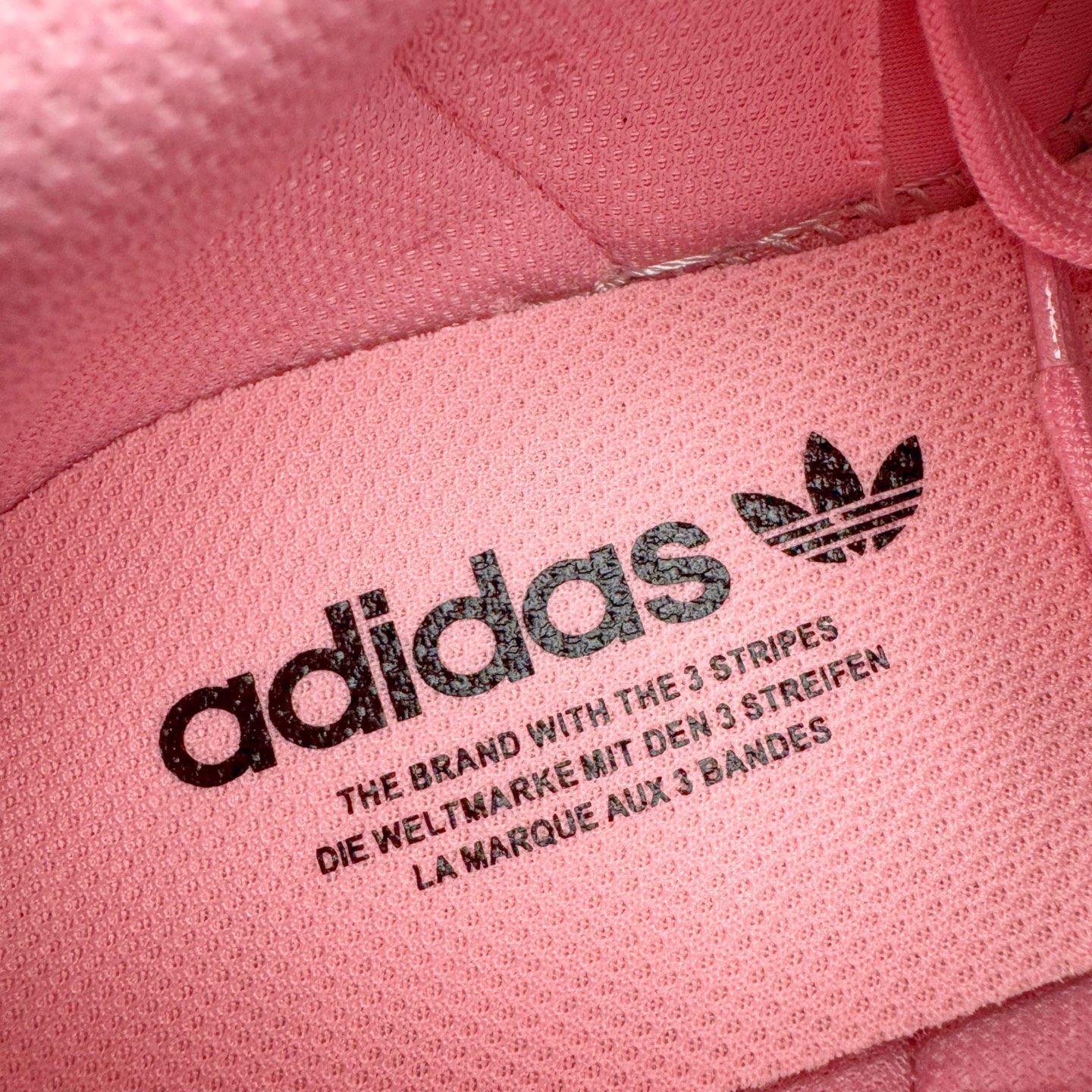 图片[12]-＃XP纯原套现福利 AD Originals Superstar 经典复古贝壳头板鞋 JR1250 诞生于1969年 是第一双将全皮面鞋 身与橡胶鞋头结合在一起的低帮篮球鞋 Superstar最开始 是作为高帮篮球鞋Pro Model的低帮版本而出现的 但因为其独特和醒目的橡胶鞋头造型而让大家熟知 被大家形象地称为\\\”shelltoe\\\”贝壳头 在70年代的美国职业篮球场上 接近3/4的NBA球员都将这双Superstar作为场上用鞋 80年代之后 经过不断的改良和发展 Superstar逐渐成为横跨时装、音乐、街头文化、休闲和运动等各大领域的时尚潮鞋 尺码：36 36.5 37 38 38.5 39 40 40.5 41 42 42.5 43 44 44.5 45-选品中心