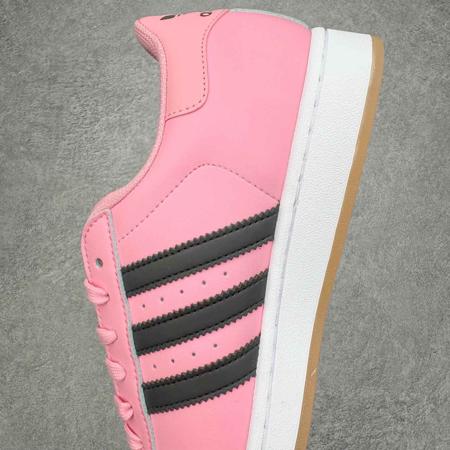 图片[7]-＃XP纯原套现福利 AD Originals Superstar 经典复古贝壳头板鞋 JR1250 诞生于1969年 是第一双将全皮面鞋 身与橡胶鞋头结合在一起的低帮篮球鞋 Superstar最开始 是作为高帮篮球鞋Pro Model的低帮版本而出现的 但因为其独特和醒目的橡胶鞋头造型而让大家熟知 被大家形象地称为\\\”shelltoe\\\”贝壳头 在70年代的美国职业篮球场上 接近3/4的NBA球员都将这双Superstar作为场上用鞋 80年代之后 经过不断的改良和发展 Superstar逐渐成为横跨时装、音乐、街头文化、休闲和运动等各大领域的时尚潮鞋 尺码：36 36.5 37 38 38.5 39 40 40.5 41 42 42.5 43 44 44.5 45-选品中心