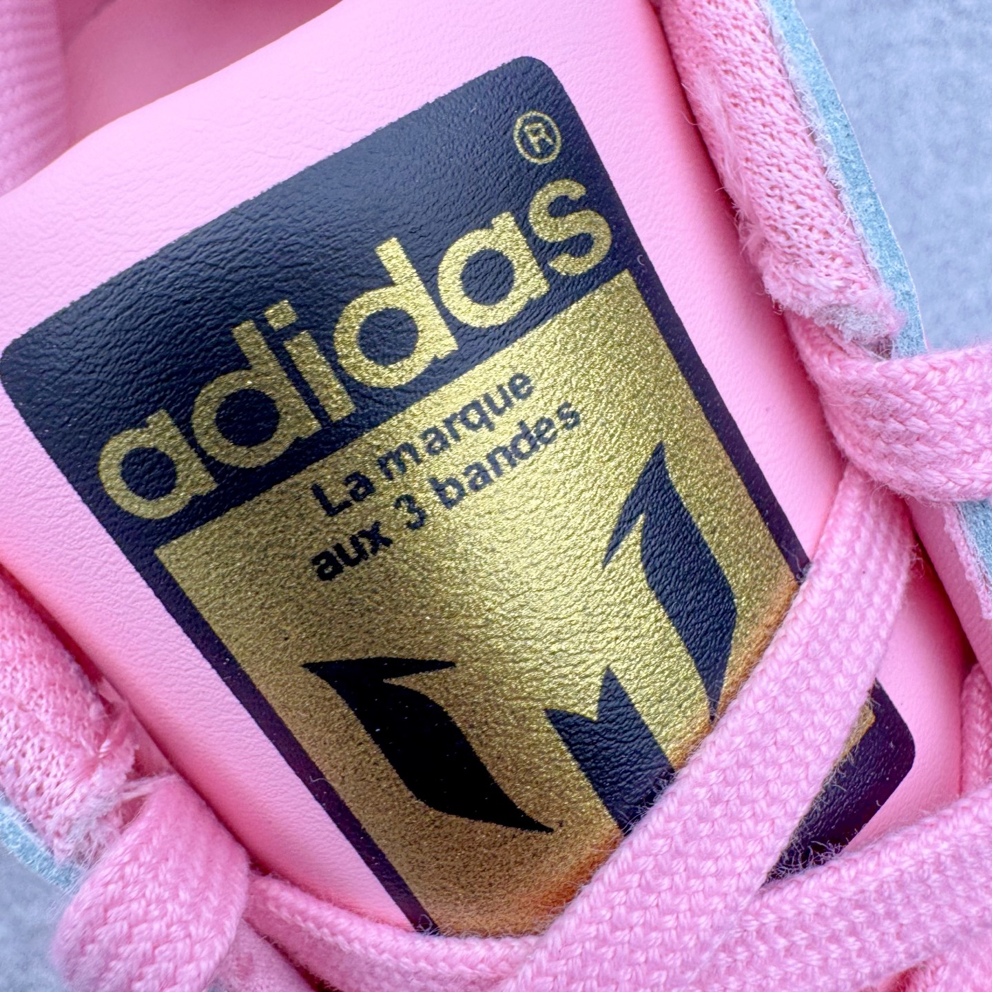 图片[13]-＃XP纯原套现福利 AD Originals Superstar 经典复古贝壳头板鞋 JR1250 诞生于1969年 是第一双将全皮面鞋 身与橡胶鞋头结合在一起的低帮篮球鞋 Superstar最开始 是作为高帮篮球鞋Pro Model的低帮版本而出现的 但因为其独特和醒目的橡胶鞋头造型而让大家熟知 被大家形象地称为\\\”shelltoe\\\”贝壳头 在70年代的美国职业篮球场上 接近3/4的NBA球员都将这双Superstar作为场上用鞋 80年代之后 经过不断的改良和发展 Superstar逐渐成为横跨时装、音乐、街头文化、休闲和运动等各大领域的时尚潮鞋 尺码：36 36.5 37 38 38.5 39 40 40.5 41 42 42.5 43 44 44.5 45-选品中心