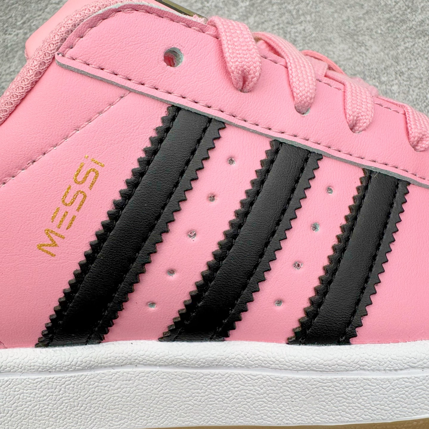 图片[18]-＃XP纯原套现福利 AD Originals Superstar 经典复古贝壳头板鞋 JR1250 诞生于1969年 是第一双将全皮面鞋 身与橡胶鞋头结合在一起的低帮篮球鞋 Superstar最开始 是作为高帮篮球鞋Pro Model的低帮版本而出现的 但因为其独特和醒目的橡胶鞋头造型而让大家熟知 被大家形象地称为\\\”shelltoe\\\”贝壳头 在70年代的美国职业篮球场上 接近3/4的NBA球员都将这双Superstar作为场上用鞋 80年代之后 经过不断的改良和发展 Superstar逐渐成为横跨时装、音乐、街头文化、休闲和运动等各大领域的时尚潮鞋 尺码：36 36.5 37 38 38.5 39 40 40.5 41 42 42.5 43 44 44.5 45-选品中心