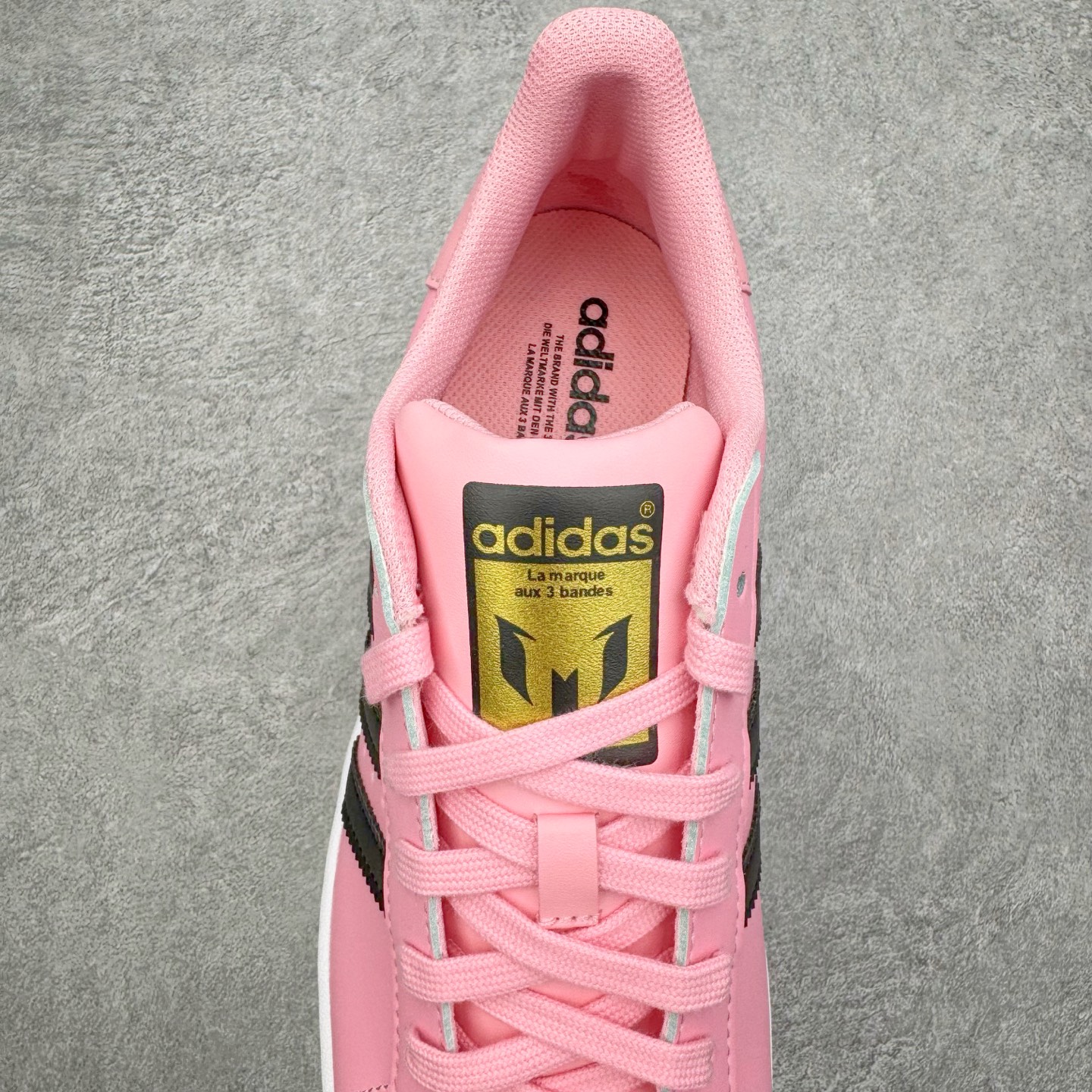 图片[5]-＃XP纯原套现福利 AD Originals Superstar 经典复古贝壳头板鞋 JR1250 诞生于1969年 是第一双将全皮面鞋 身与橡胶鞋头结合在一起的低帮篮球鞋 Superstar最开始 是作为高帮篮球鞋Pro Model的低帮版本而出现的 但因为其独特和醒目的橡胶鞋头造型而让大家熟知 被大家形象地称为\\\”shelltoe\\\”贝壳头 在70年代的美国职业篮球场上 接近3/4的NBA球员都将这双Superstar作为场上用鞋 80年代之后 经过不断的改良和发展 Superstar逐渐成为横跨时装、音乐、街头文化、休闲和运动等各大领域的时尚潮鞋 尺码：36 36.5 37 38 38.5 39 40 40.5 41 42 42.5 43 44 44.5 45-选品中心