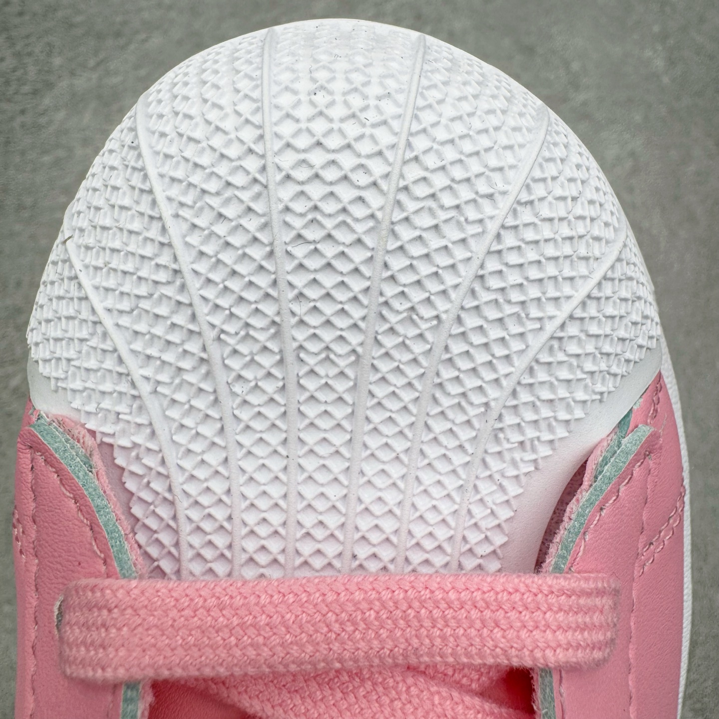 图片[14]-＃XP纯原套现福利 AD Originals Superstar 经典复古贝壳头板鞋 JR1250 诞生于1969年 是第一双将全皮面鞋 身与橡胶鞋头结合在一起的低帮篮球鞋 Superstar最开始 是作为高帮篮球鞋Pro Model的低帮版本而出现的 但因为其独特和醒目的橡胶鞋头造型而让大家熟知 被大家形象地称为\\\”shelltoe\\\”贝壳头 在70年代的美国职业篮球场上 接近3/4的NBA球员都将这双Superstar作为场上用鞋 80年代之后 经过不断的改良和发展 Superstar逐渐成为横跨时装、音乐、街头文化、休闲和运动等各大领域的时尚潮鞋 尺码：36 36.5 37 38 38.5 39 40 40.5 41 42 42.5 43 44 44.5 45-选品中心