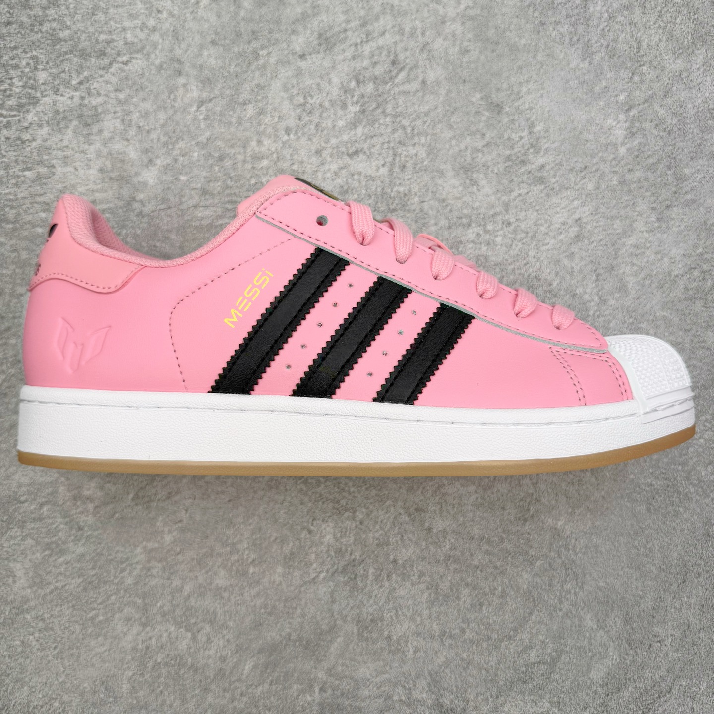 ＃XP纯原套现福利 AD Originals Superstar 经典复古贝壳头板鞋 JR1250 诞生于1969年 是第一双将全皮面鞋 身与橡胶鞋头结合在一起的低帮篮球鞋 Superstar最开始 是作为高帮篮球鞋Pro Model的低帮版本而出现的 但因为其独特和醒目的橡胶鞋头造型而让大家熟知 被大家形象地称为\\\