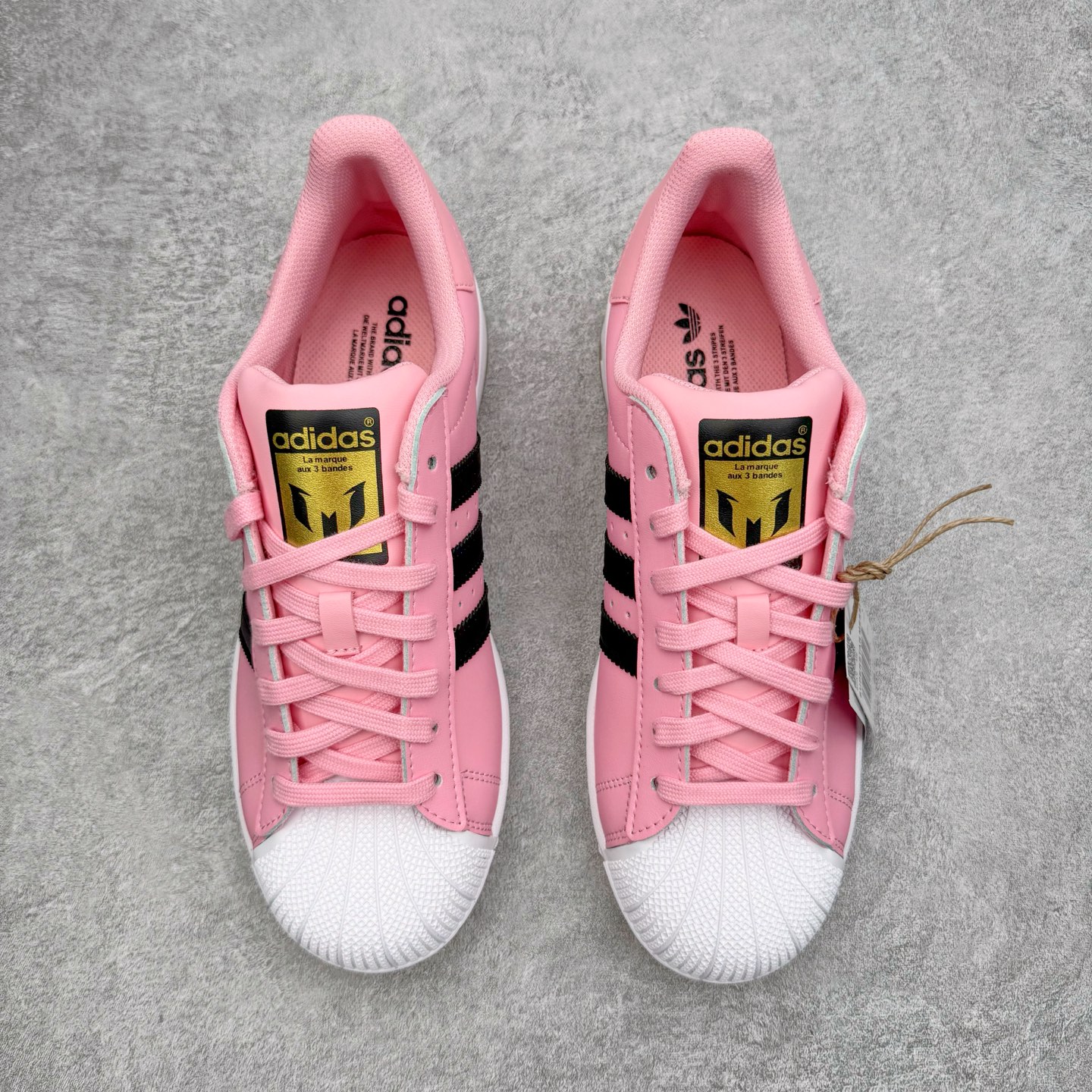 图片[2]-＃XP纯原套现福利 AD Originals Superstar 经典复古贝壳头板鞋 JR1250 诞生于1969年 是第一双将全皮面鞋 身与橡胶鞋头结合在一起的低帮篮球鞋 Superstar最开始 是作为高帮篮球鞋Pro Model的低帮版本而出现的 但因为其独特和醒目的橡胶鞋头造型而让大家熟知 被大家形象地称为\\\”shelltoe\\\”贝壳头 在70年代的美国职业篮球场上 接近3/4的NBA球员都将这双Superstar作为场上用鞋 80年代之后 经过不断的改良和发展 Superstar逐渐成为横跨时装、音乐、街头文化、休闲和运动等各大领域的时尚潮鞋 尺码：36 36.5 37 38 38.5 39 40 40.5 41 42 42.5 43 44 44.5 45-选品中心