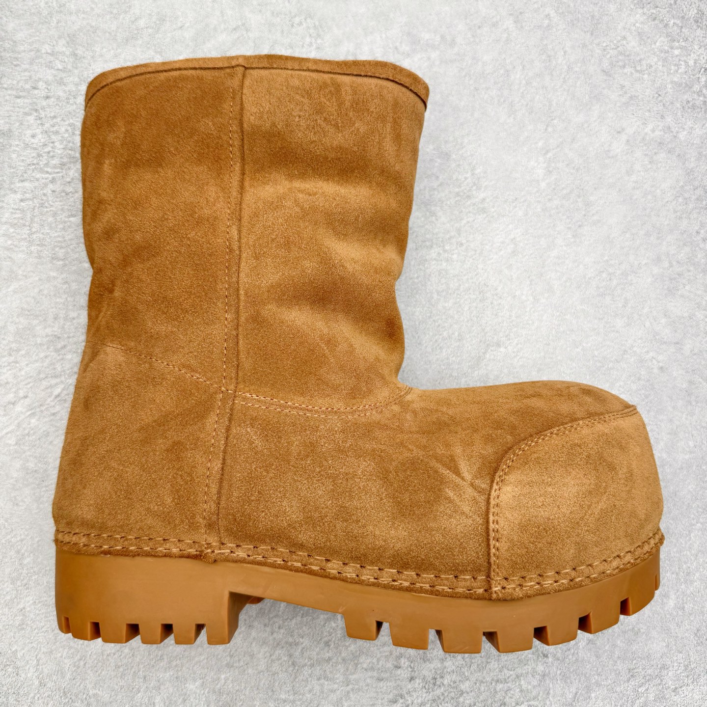 ＃GD广顶 Balenciaga Alaska Fur 巴黎世家绒面革圆头套筒短筒雪地靴 原版购入开发 做货 极致做旧 巴黎世家做旧的款式百分之90都是好看的 这双靴子也不例外 破旧风格 双层材质 外层粗帆布做了磨损和褪色处理 内层做了透气网状里布 比较惊艳的是鞋底和鞋侧橡胶 原版定制进口做旧帆布 原版进口透气网里 原版开模橡胶大底 增高底厚5CM超显大长腿NCC 尺码： 39 40 41 42 43 44 45-选品中心