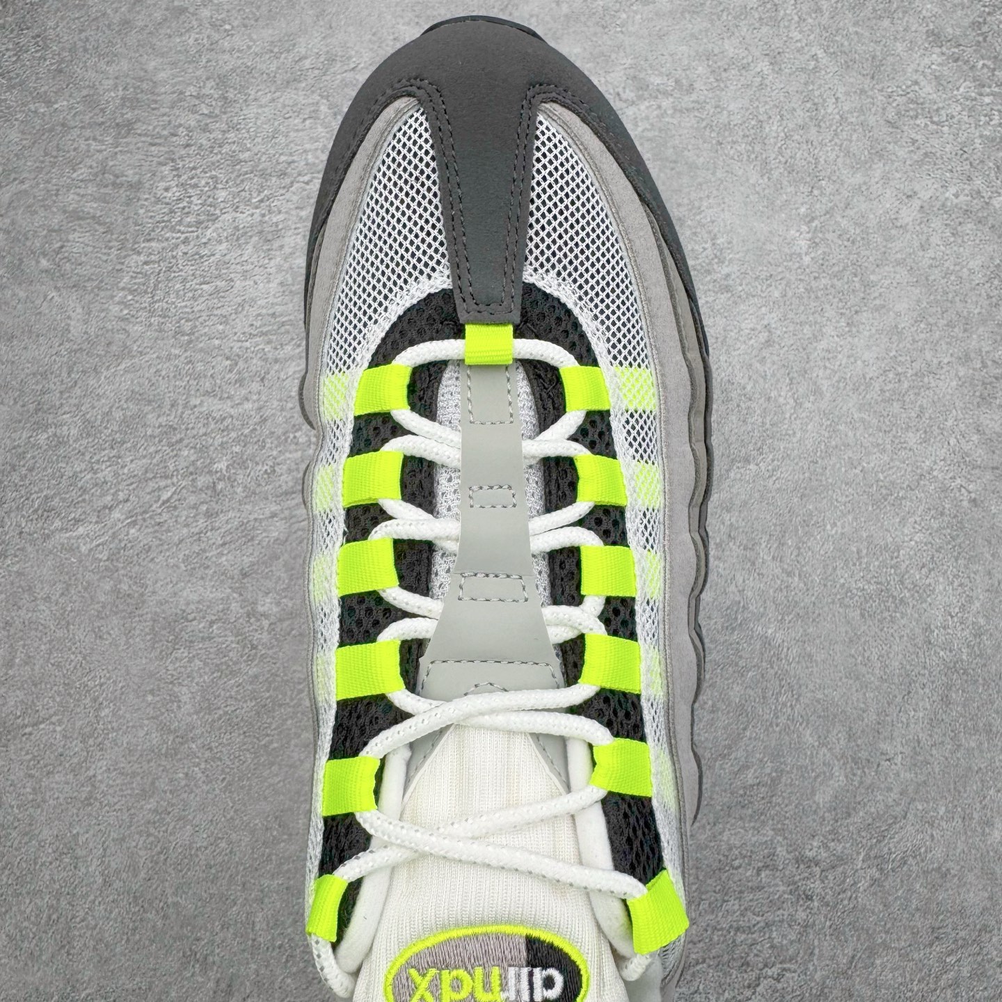 图片[4]-＃GX纯原 NK Air Max 95 复古减震气垫跑鞋 灰绿 HM4740-001 经典重温 外单专供大厂出品 品质稳定 一百余色 终端操作 鞋款设计灵感源于人体构造 中底设计基于人体的脊柱构造 是整体设计的核心 尼龙孔眼代表了肋骨 而分层式面板和网眼象征着肌肉纤维和肉体组织 Air Max 95采用了两个独立的吹塑成型的Air-Sole单元 并首次在前掌使用可视化气垫设计 Swoosh logo夜当作一个 点符号放在了鞋子的后帮位置 20年的发展让 AIR MAX 95有了不同的故事 20年后再度面向世人的时候 焕然一新的面貌 让人有了另外一种清新脱俗的感觉 尺码：40 40.5 41 42 42.5 43 44 44.5 45 45.5 46 47.5 48.5-选品中心